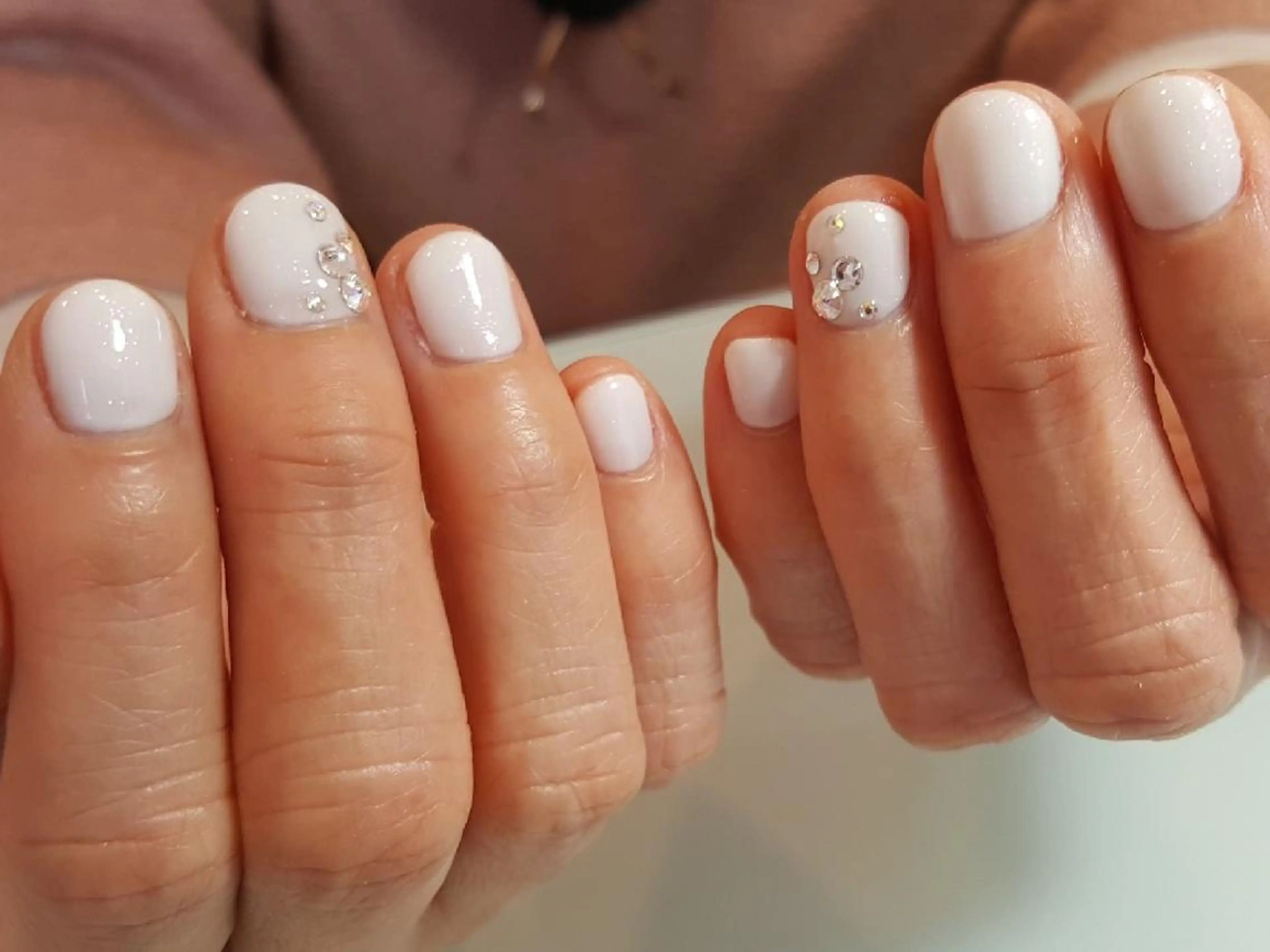 ネイル ストーンネイル ホワイト 人気エリア💖完全個室【ルリエ】所属・ネイルサロン Lelienルリエのネイルデザイン