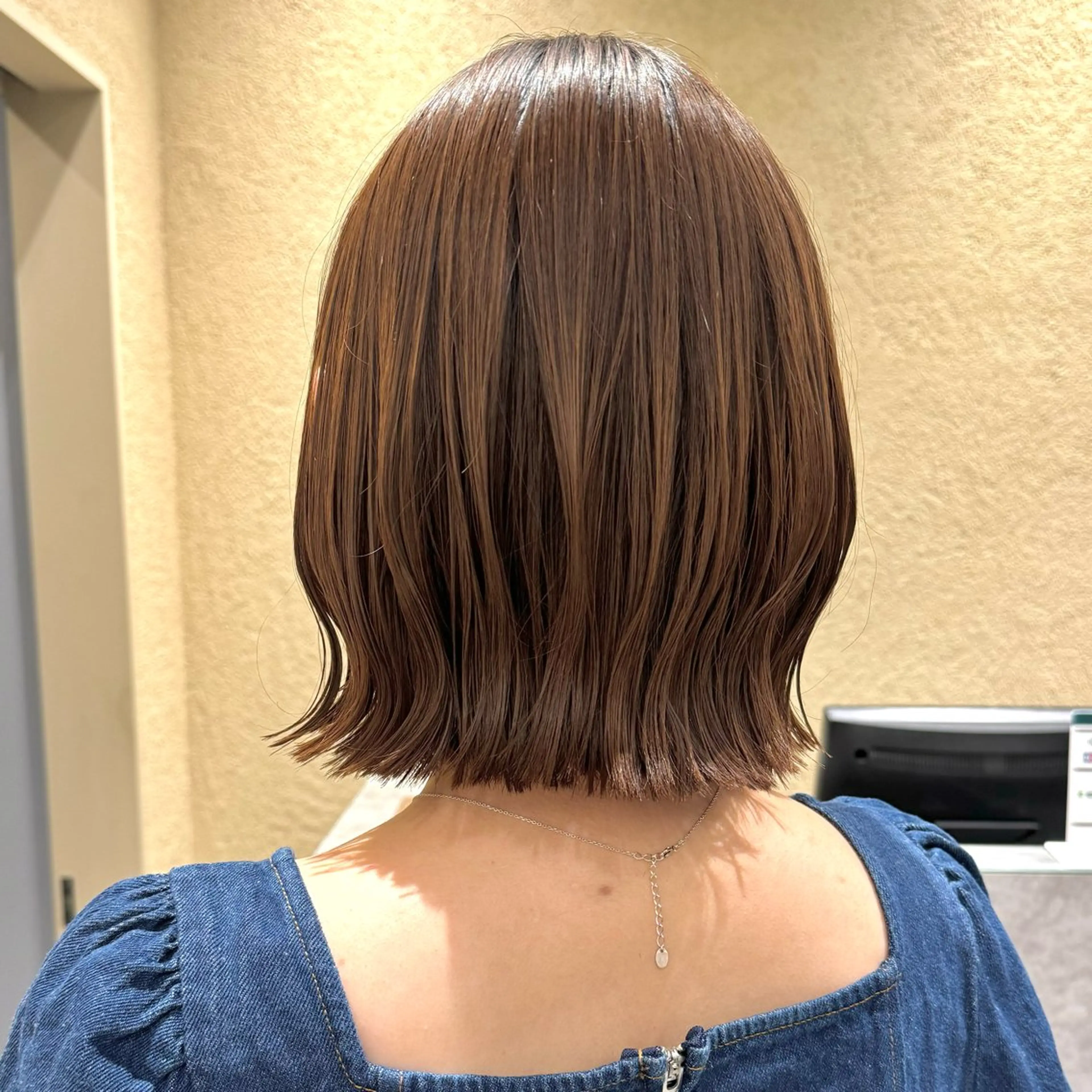 ショート 切りっぱなしボブ ボブ ヘアカラー トリートメント BEAUTRIUM  青山店所属・ひなた あゆみのヘアスタイル