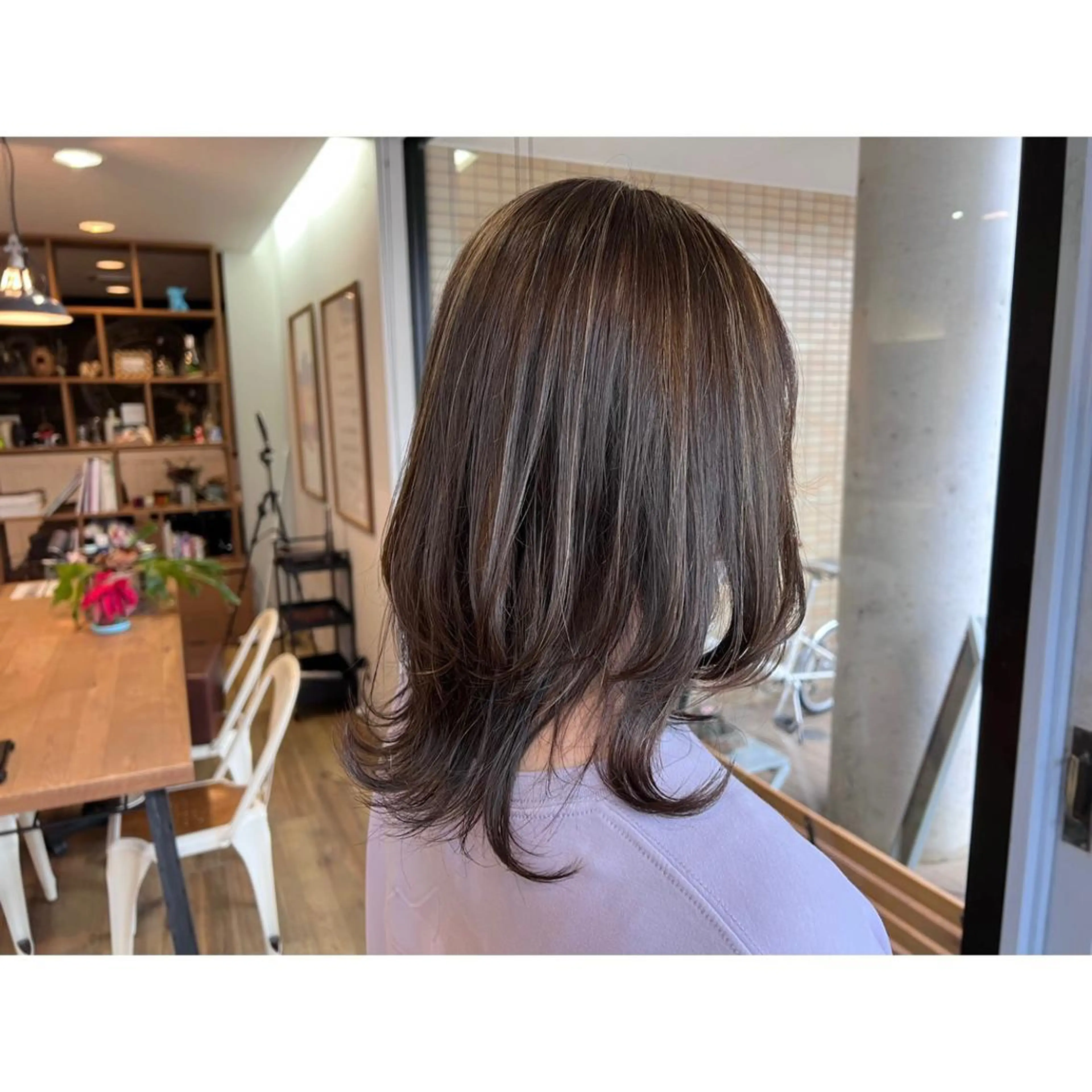 セミロング カラー アッシュ ハイライトカラー ハイライト ヘアカラー トリートメント ツキダテ ユイのヘアスタイル