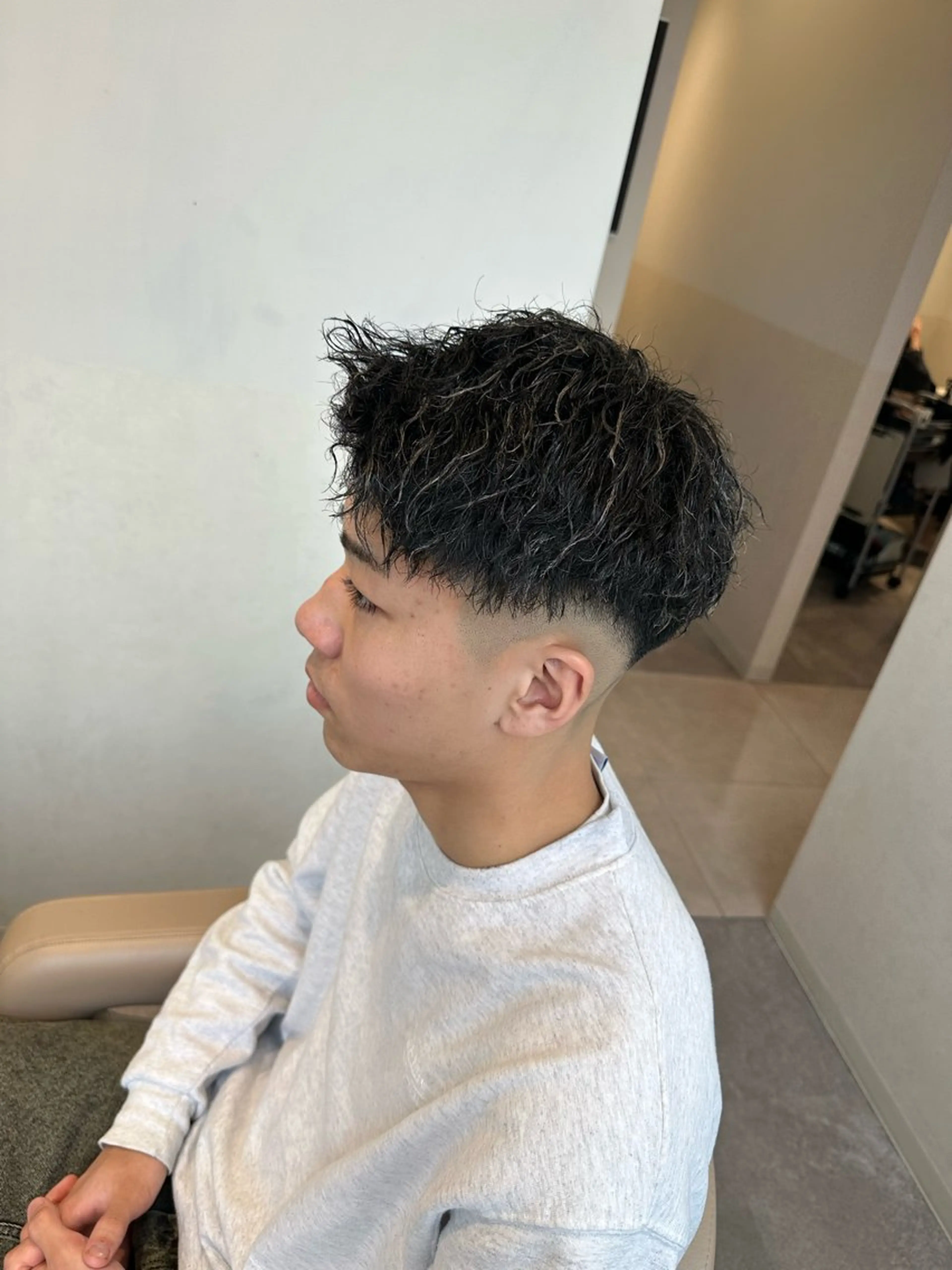 カラー メンズ フェードカット メンズメッシュ スキンフェード メッシュ ヘアカラー SALOWIN下北No.R店所属・下北沢／メンズヘア/ メンズパーマ/優樹のヘアスタイル