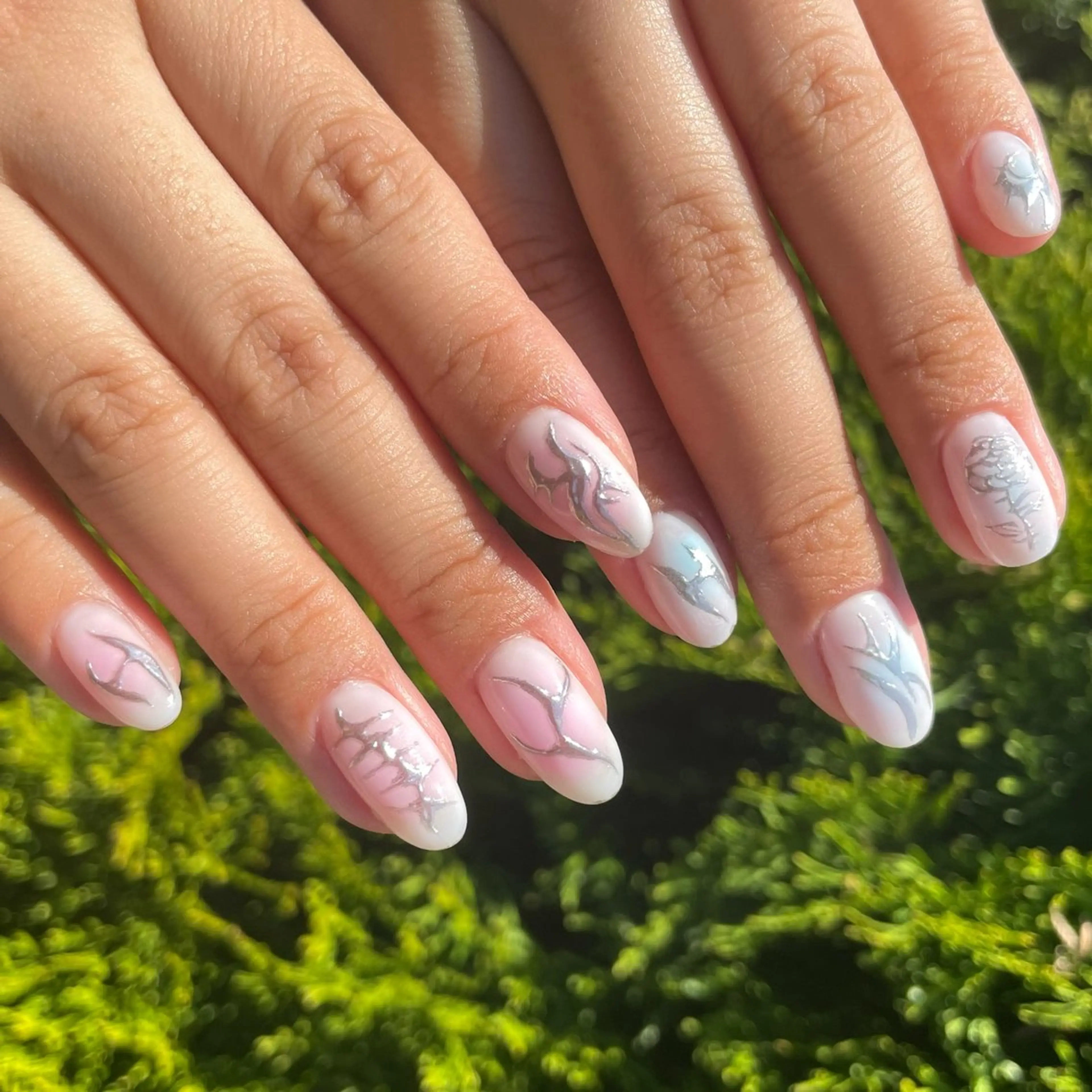 ネイル LIVME by nailsbytomo所属・Tomo 🦋💜のネイルデザイン