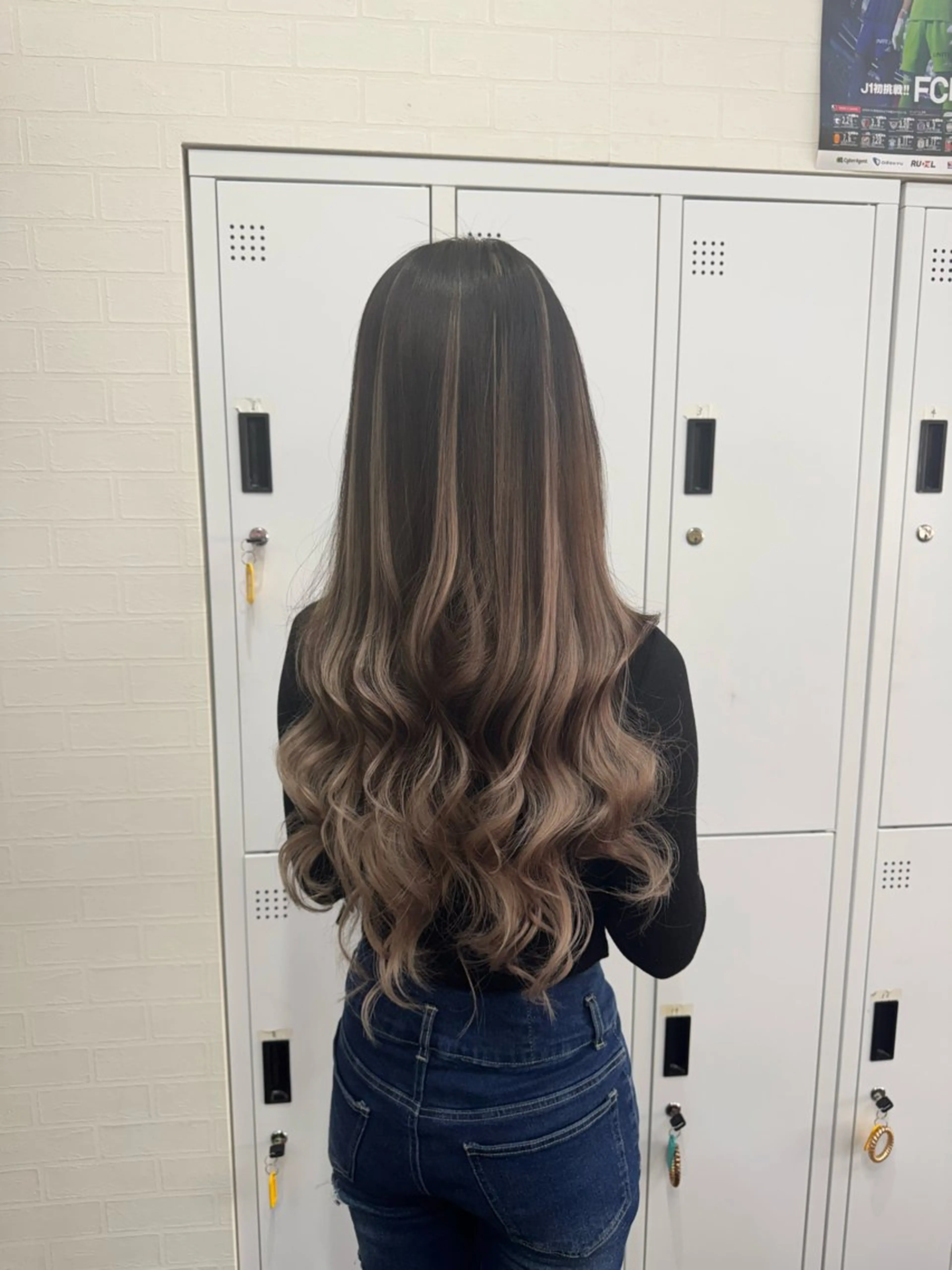 ロング apollo 横浜所属・横浜🦋ハイトーン 🫐耳つぼジュエリーのヘアスタイル