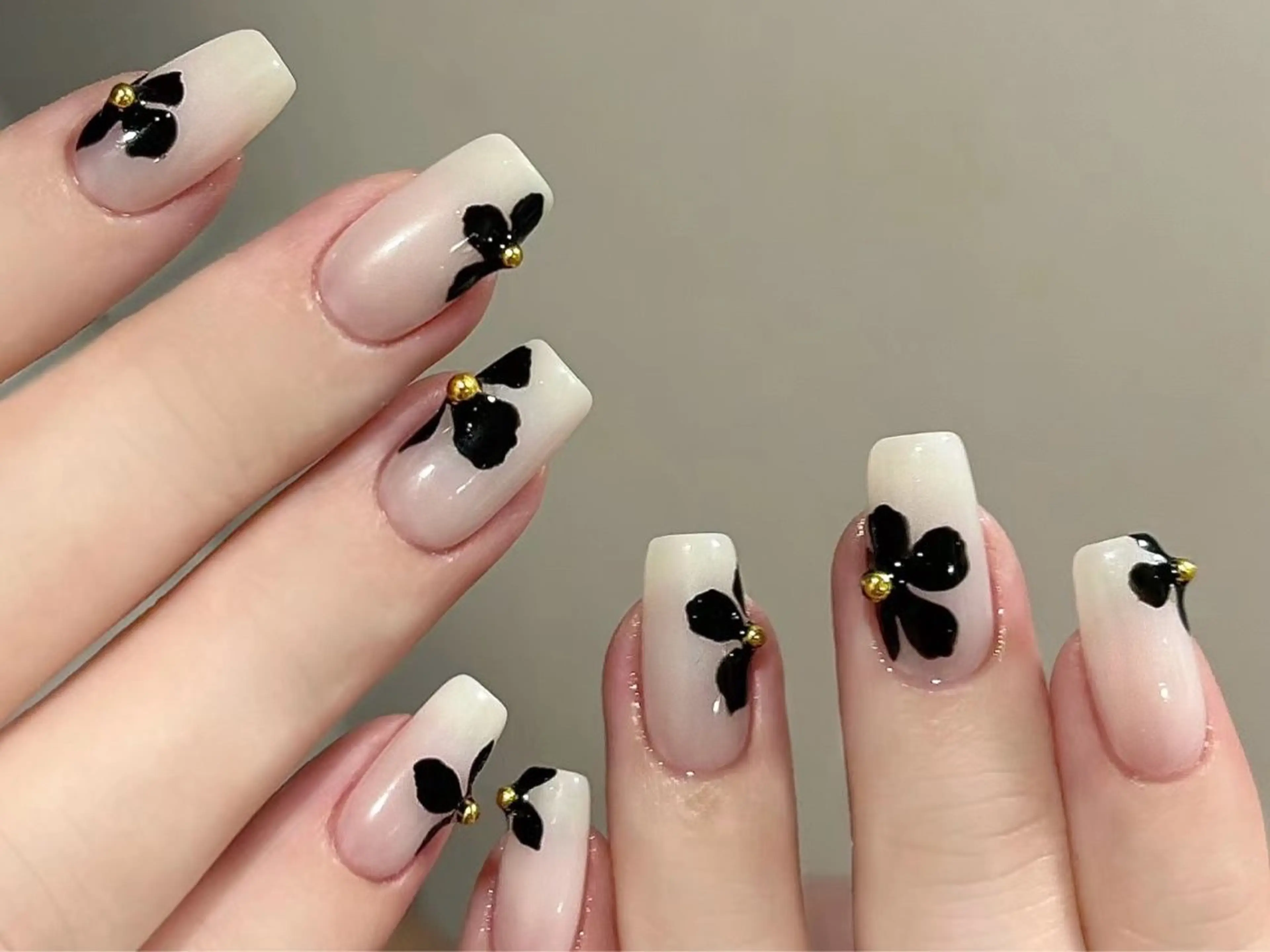 ネイル ブルー チークネイル 長さ出し ジェルネイル ゴールド ハンドネイル ハンドケア ラッキーネイルサロン 西川口東口店のネイルデザイン