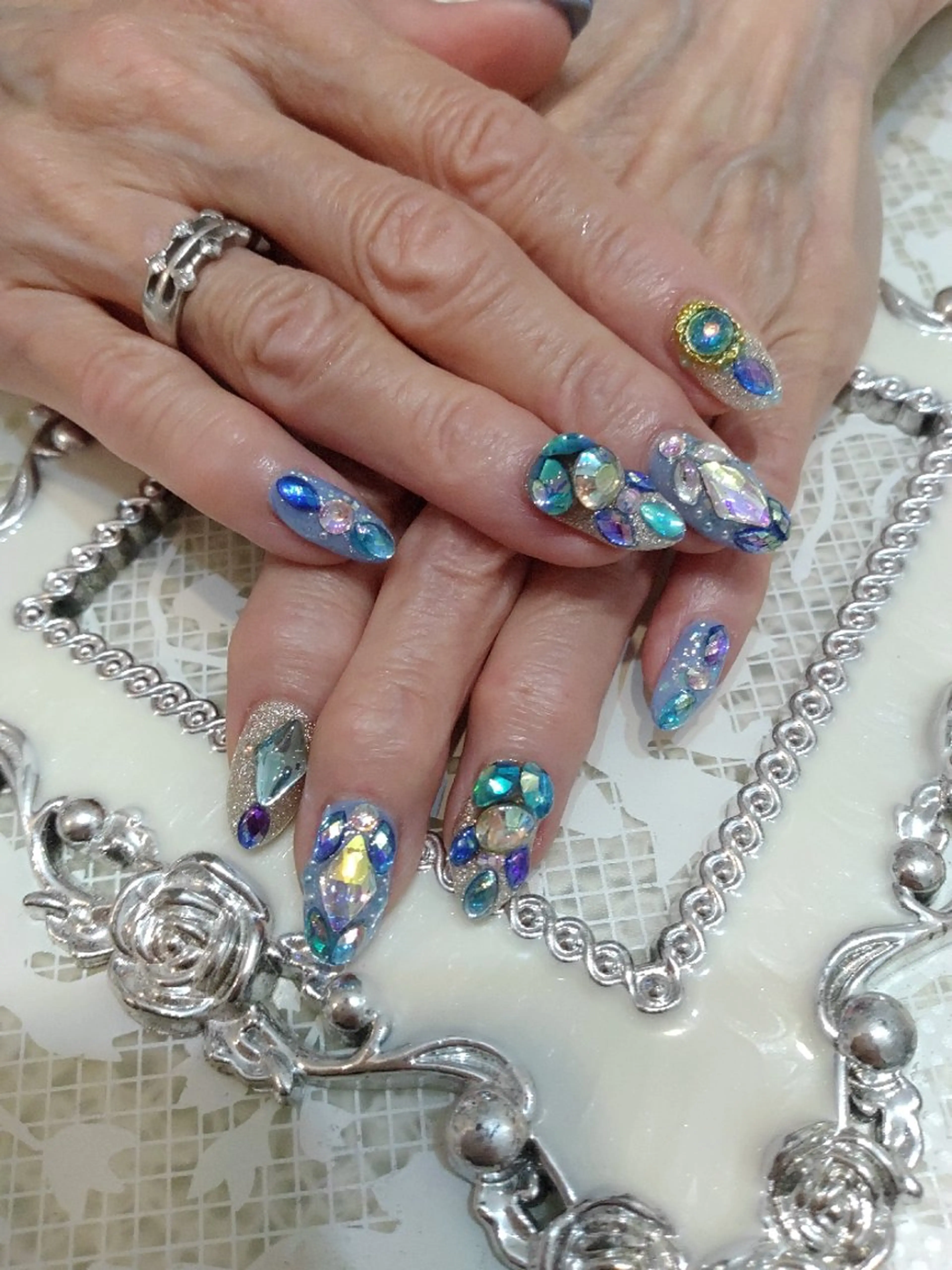 ネイル エステとネイル ローズコンフォートのネイルデザイン