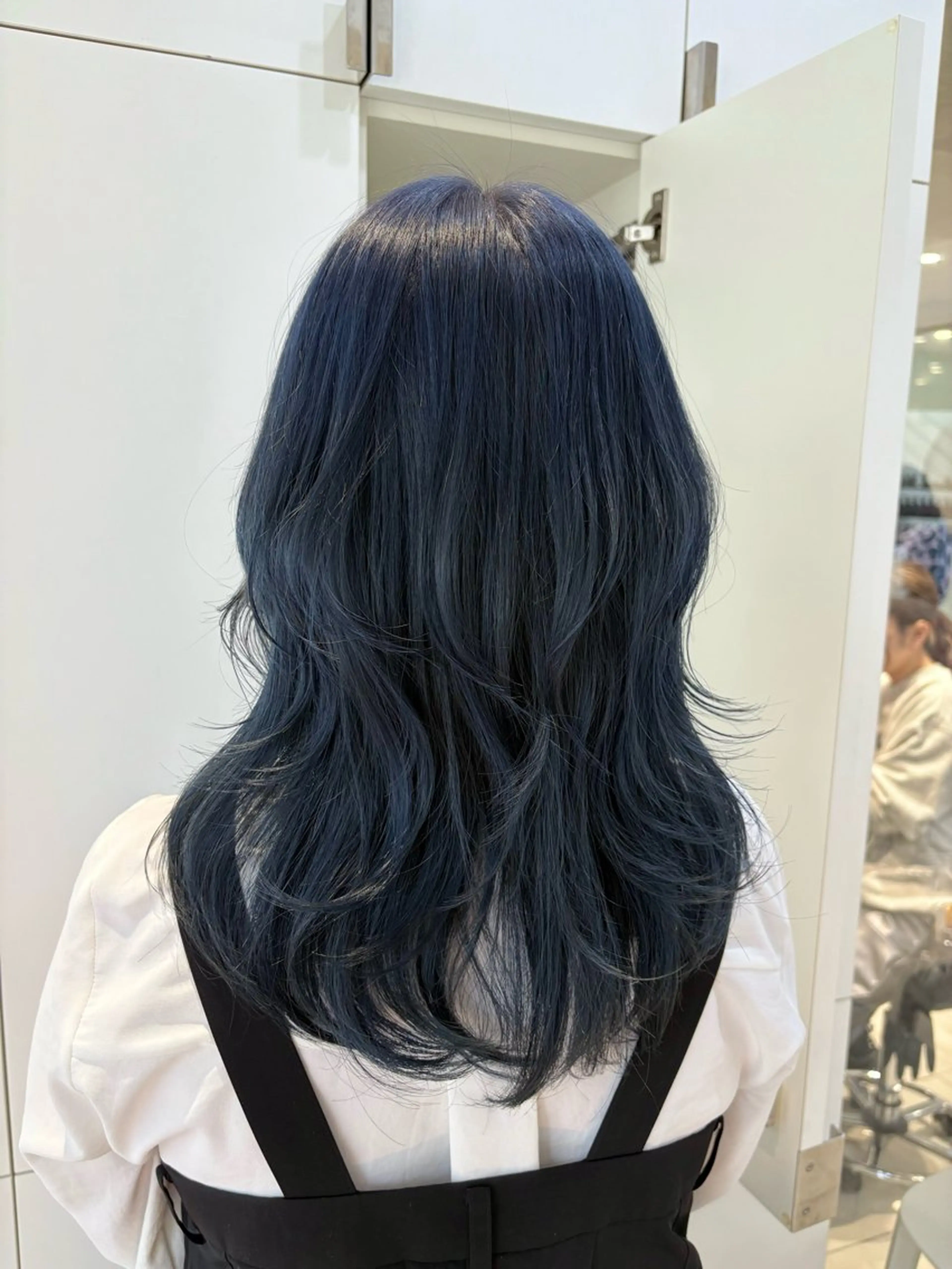 セミロング カラー ヘアアレンジ ブルーカラー ネイビーカラー レイヤーカット 《暖色/韓国hair 》🇰🇷桑原ユキネのヘアスタイル