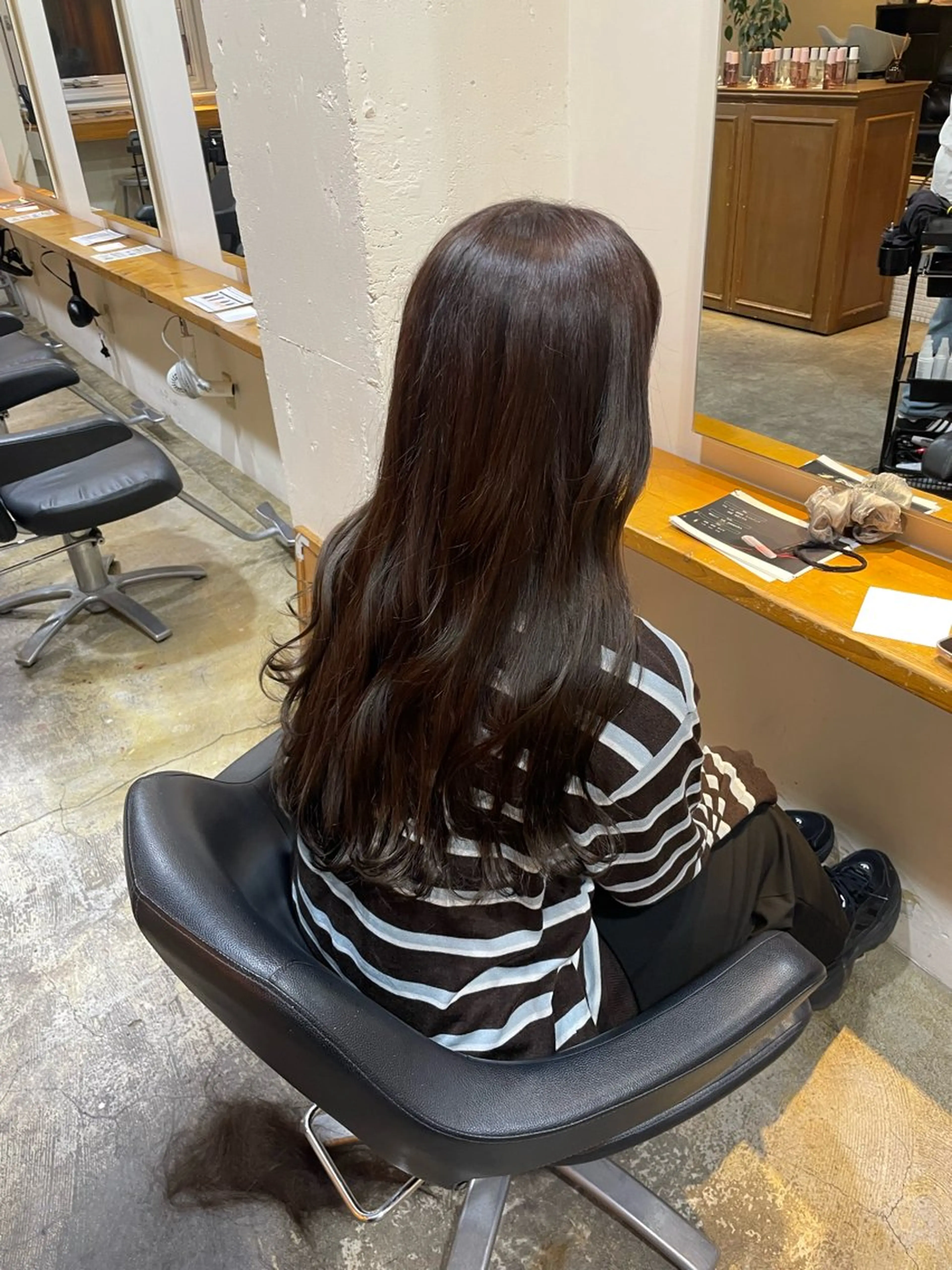 ロング カラー グレージュ アイスグレージュ カット ヘアカラー トリートメント MIOベージュカラー 柔らかいカラーのヘアスタイル