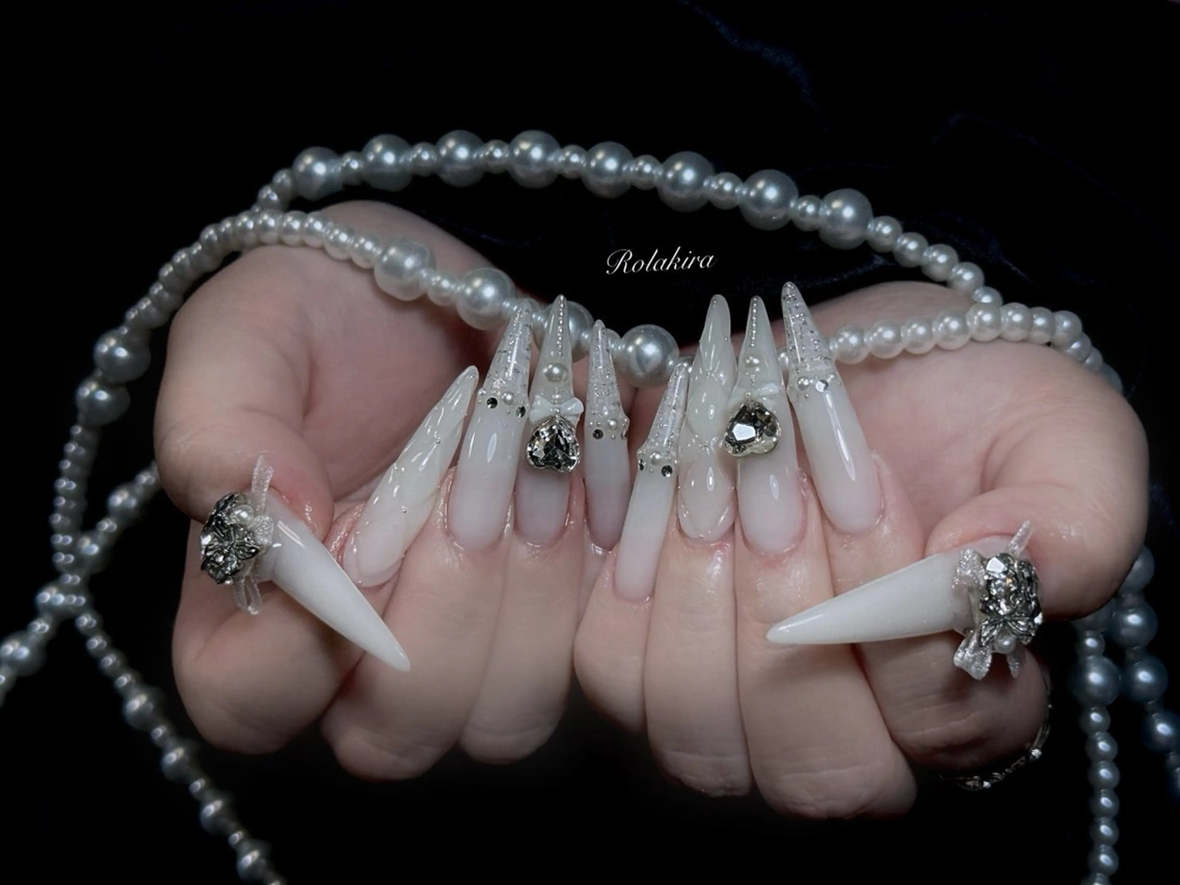 ロング 韓国風ヘア ハンドネイル Rola kira 麗のネイルデザイン