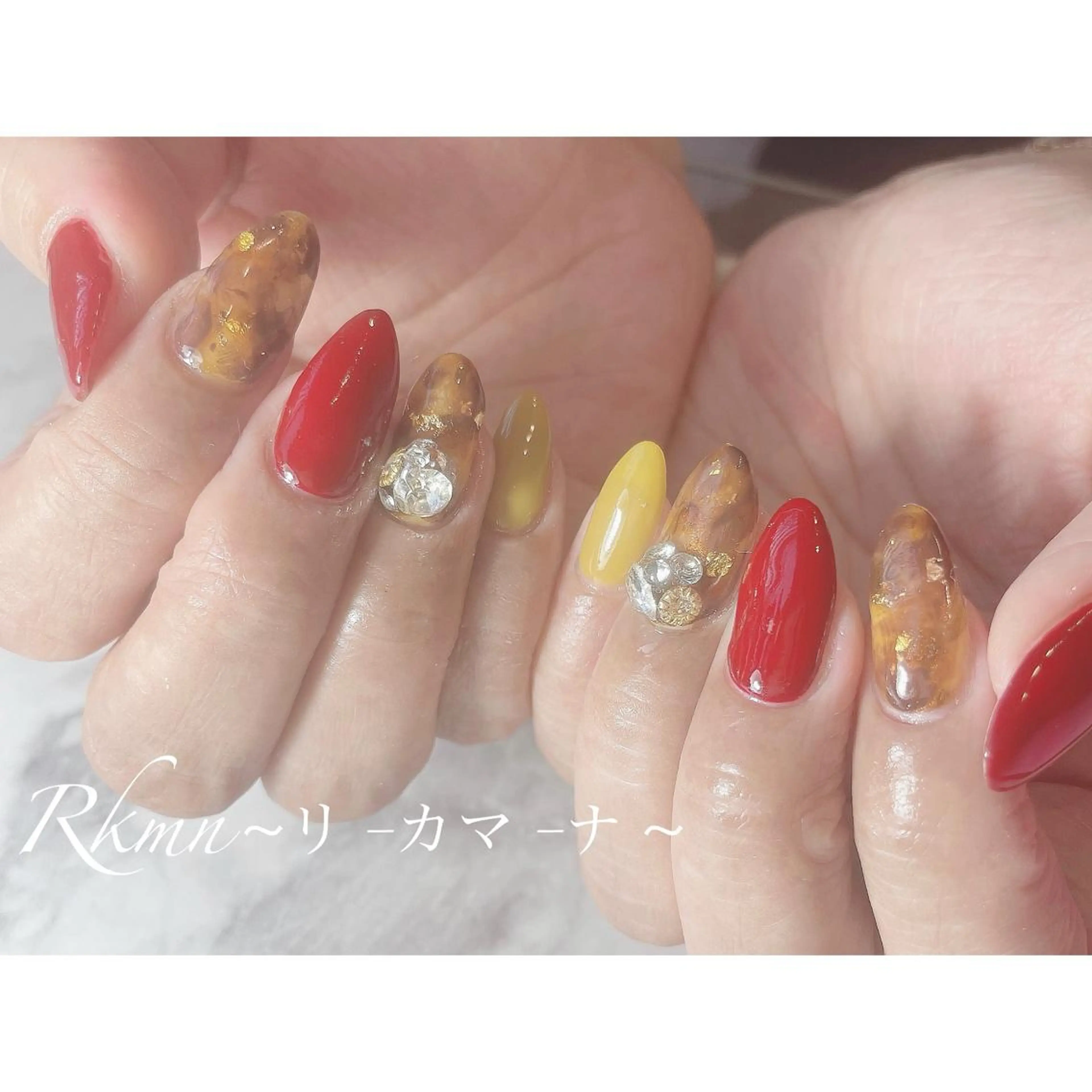 ネイル アートネイル べっ甲ネイル 赤色 春ネイル 黄色 ハンドネイル フットネイル ハンドケア Rkmn ~リ-カマ-ナ~のネイルデザイン