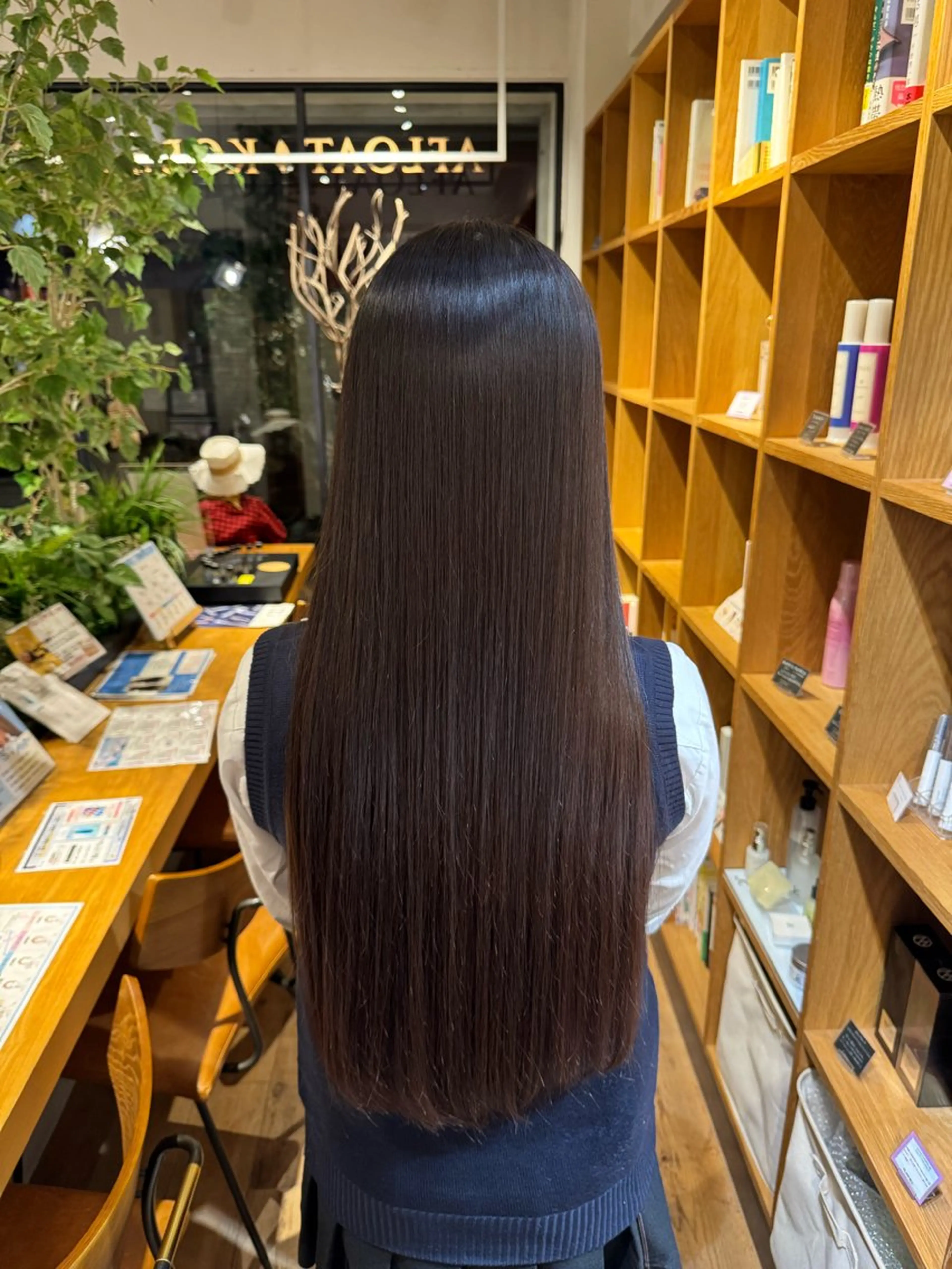 セミロング カット 縮毛矯正 トリートメント afloatkobe所属・美髪/髪質改善 川口凌弥のヘアスタイル