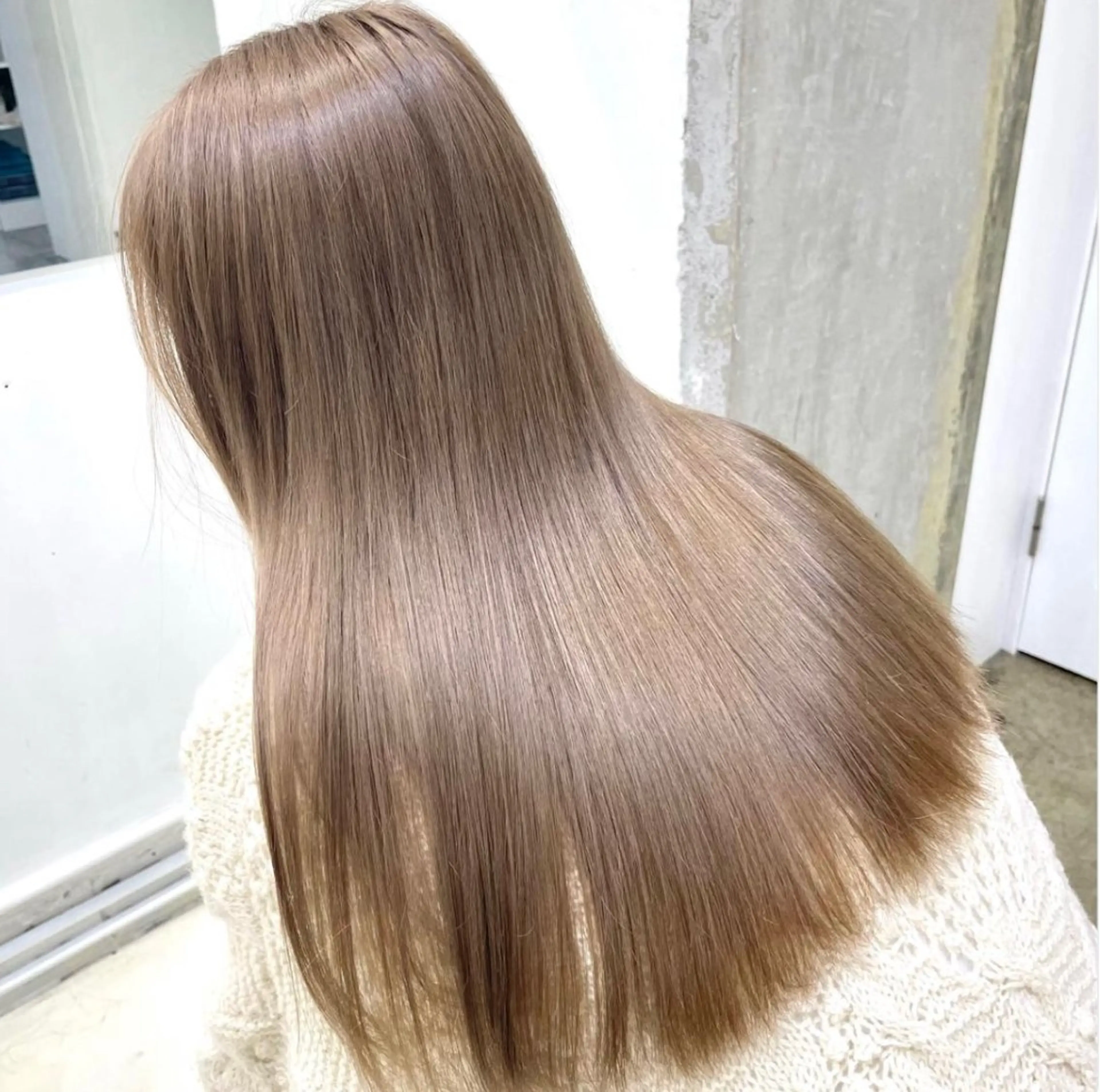 ロング カラー ベージュカラー ミルクティーベージュ 韓国レイヤー顔周り カット髪質改善しゅんのヘアスタイル
