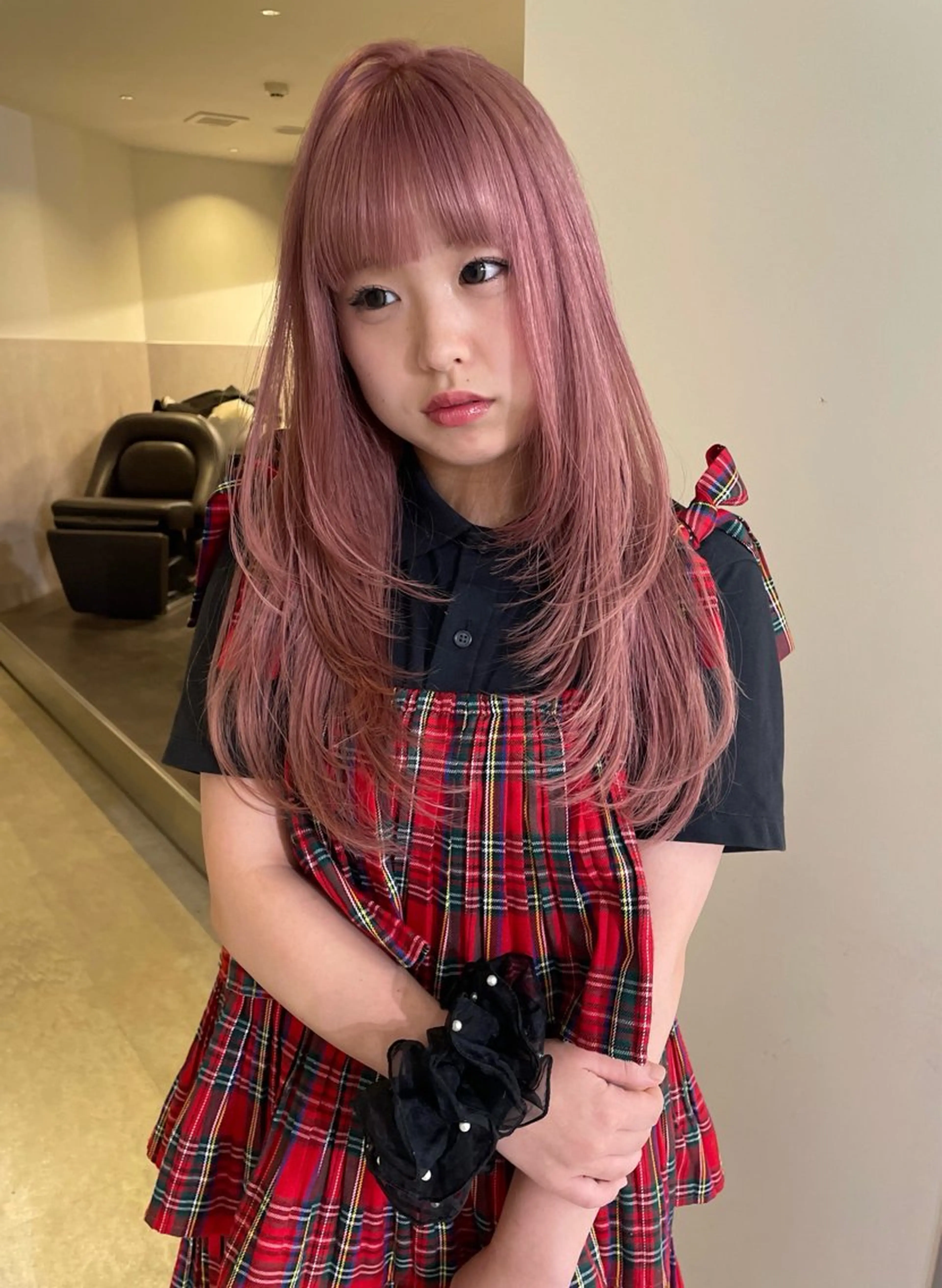 ロング カラー ロングレイヤー ベージュカラー ブリーチ ケアブリーチ ハイトーンカラー カット ヘアカラー トリートメント MIU/ルーツカラー 顔まわりレイヤーのヘアスタイル