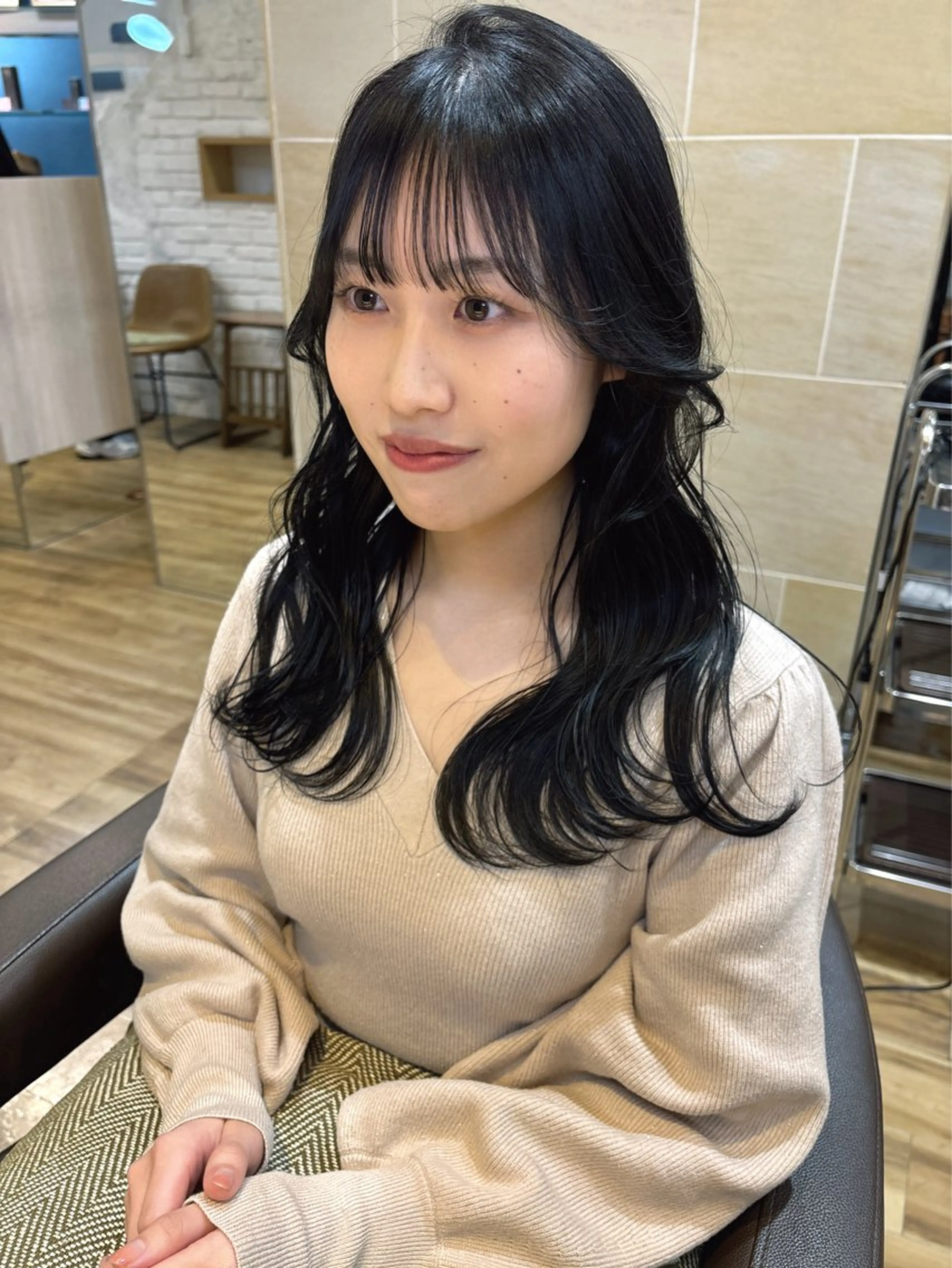 セミロング カラー 黒髪 ブルーカラー ブルーブラック カット ヘアカラー トリートメント レイヤーカット /透明感/千葉怜寿のヘアスタイル