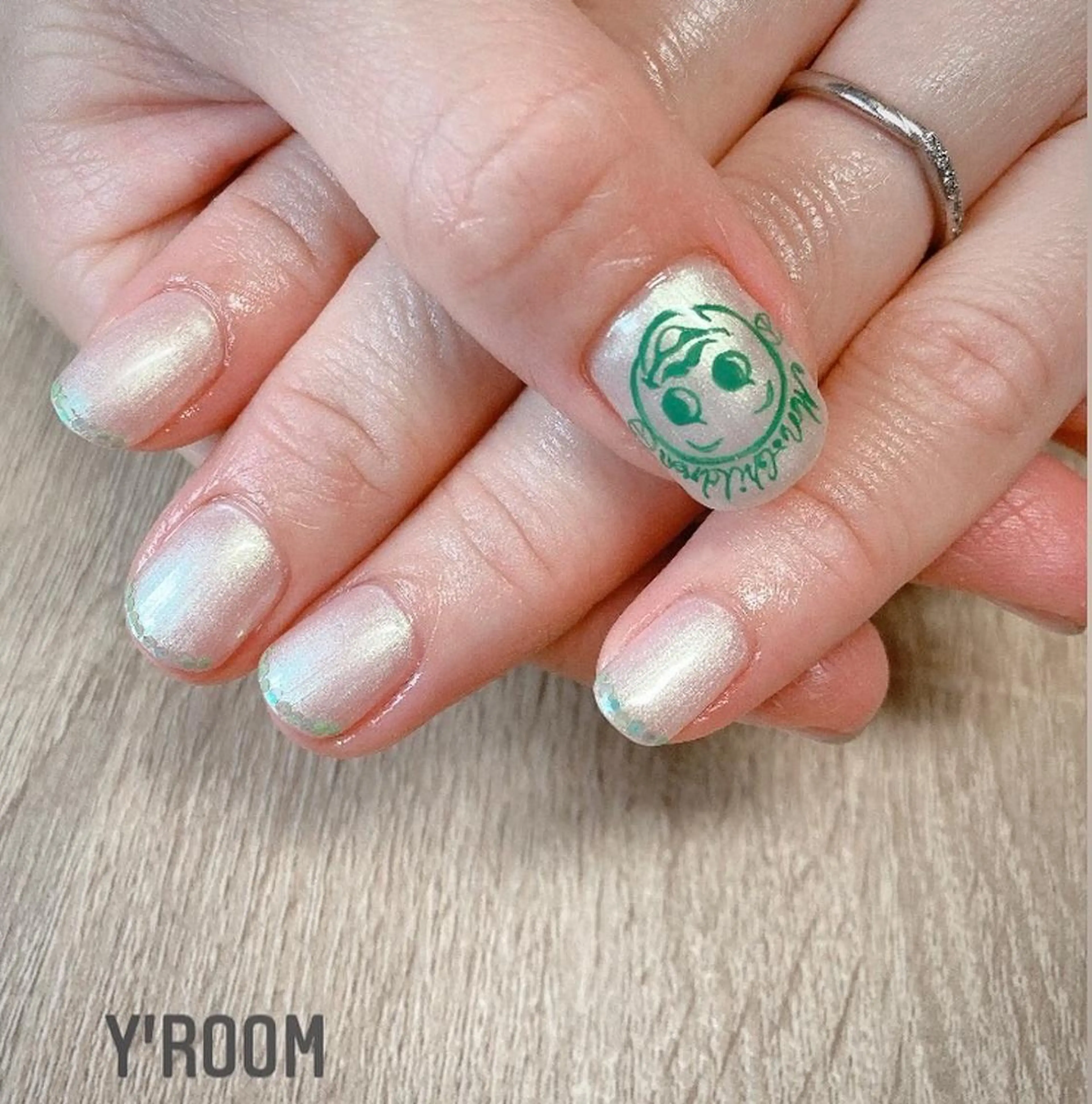 ネイル オーロラネイル フラッシュネイル フットネイル ジェルネイル 氷ネイル・うるうるネイル ハンドネイル YUKA （ネイリスト）のネイルデザイン