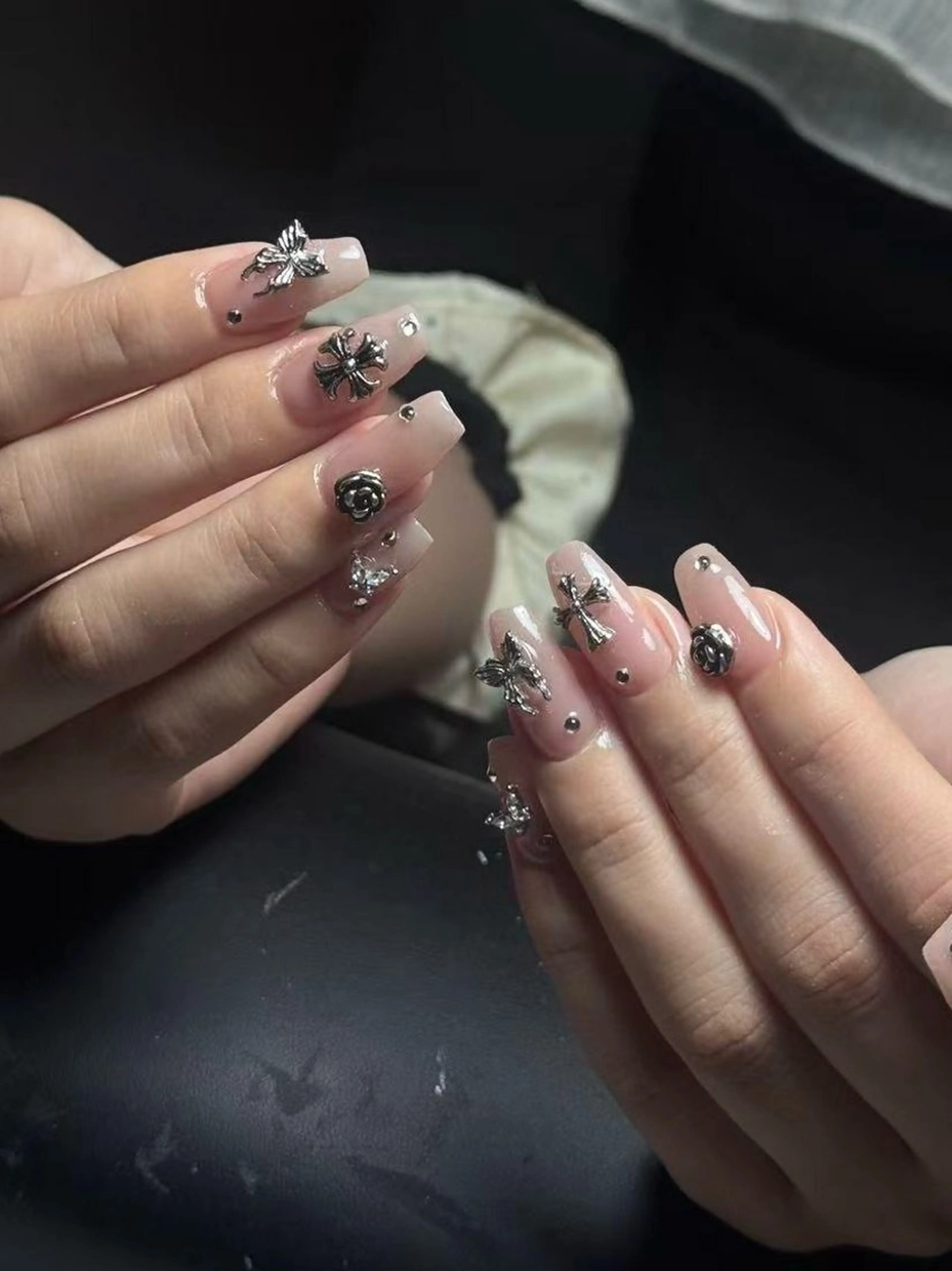 ネイル ガーリー 韓国ネイル ニュアンスネイル リボン シルバー モンナ CCのネイルデザイン