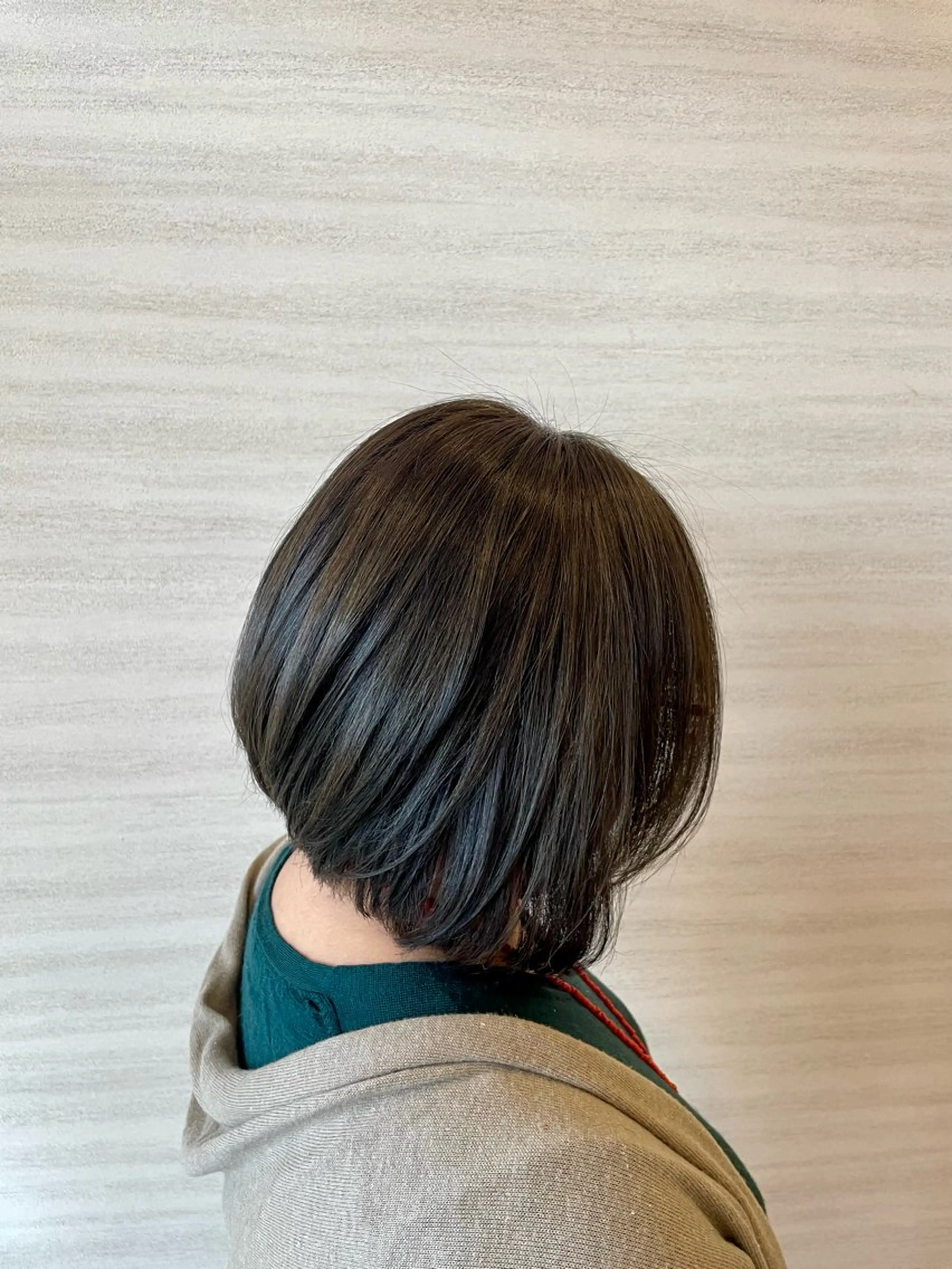 ショート カラー オリーブカラー 髪質改善 脱白髪染め白髪ぼかし TERA（寺崎）のヘアスタイル