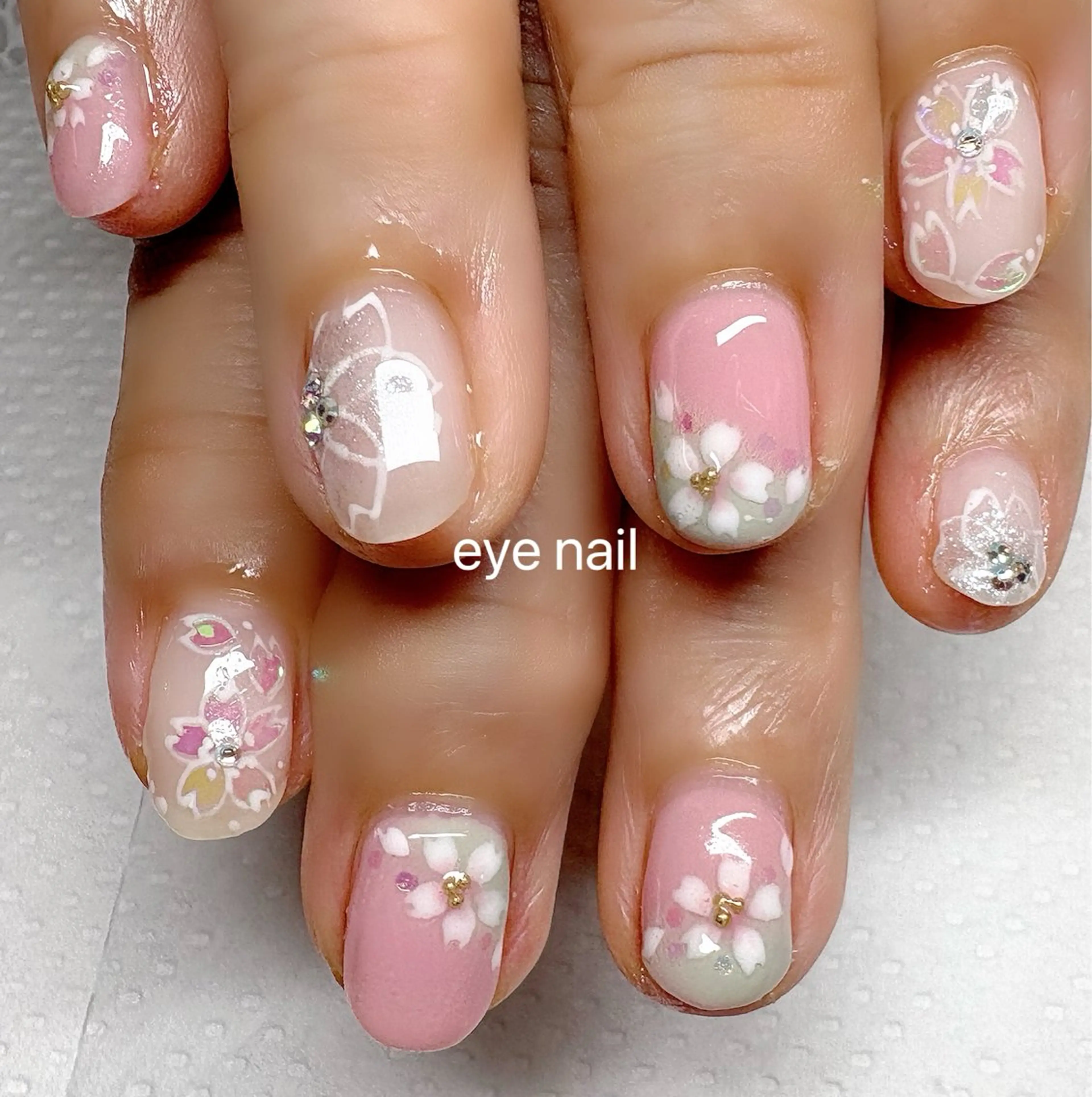ネイル 桜ネイル ジェルネイル ホワイト ハンドネイル Eye nailのネイルデザイン