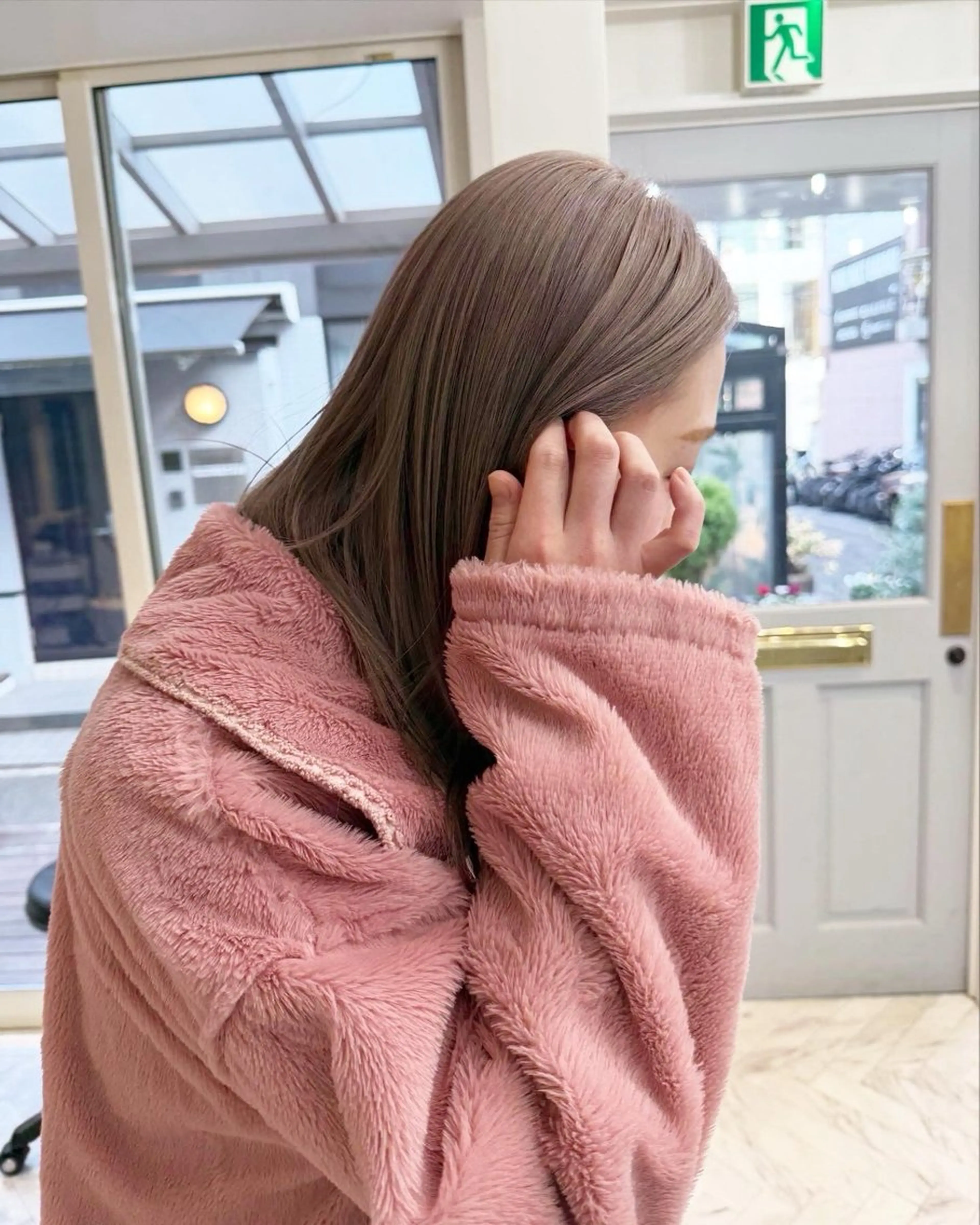 ロング カラー ミルクティー× グレージュMOMOのヘアスタイル