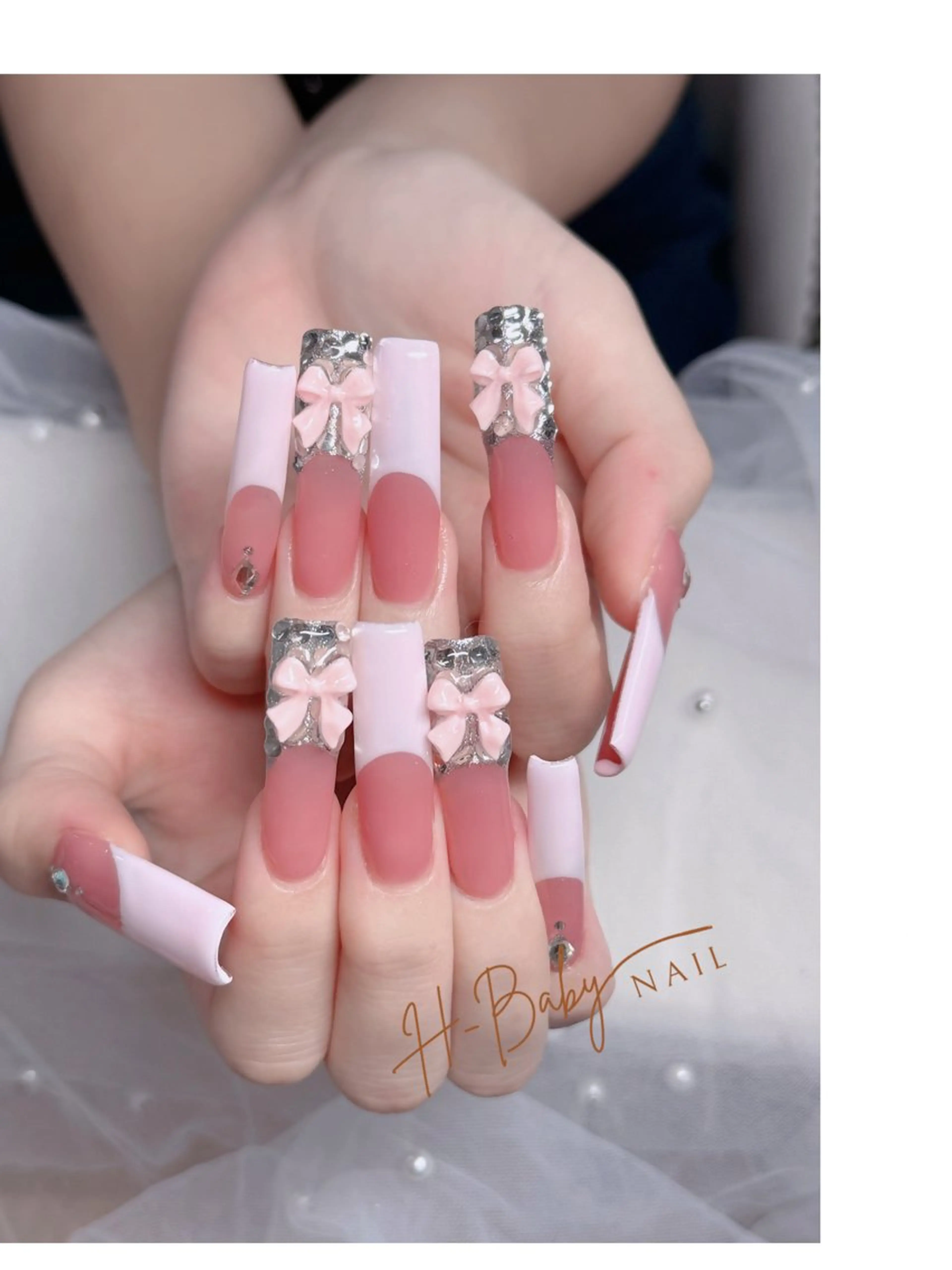 ネイル オーロラネイル フレンチネイル ジェルネイル ハロウィン キラキラネイル ハンドネイル H.baby Nail Salonのネイルデザイン