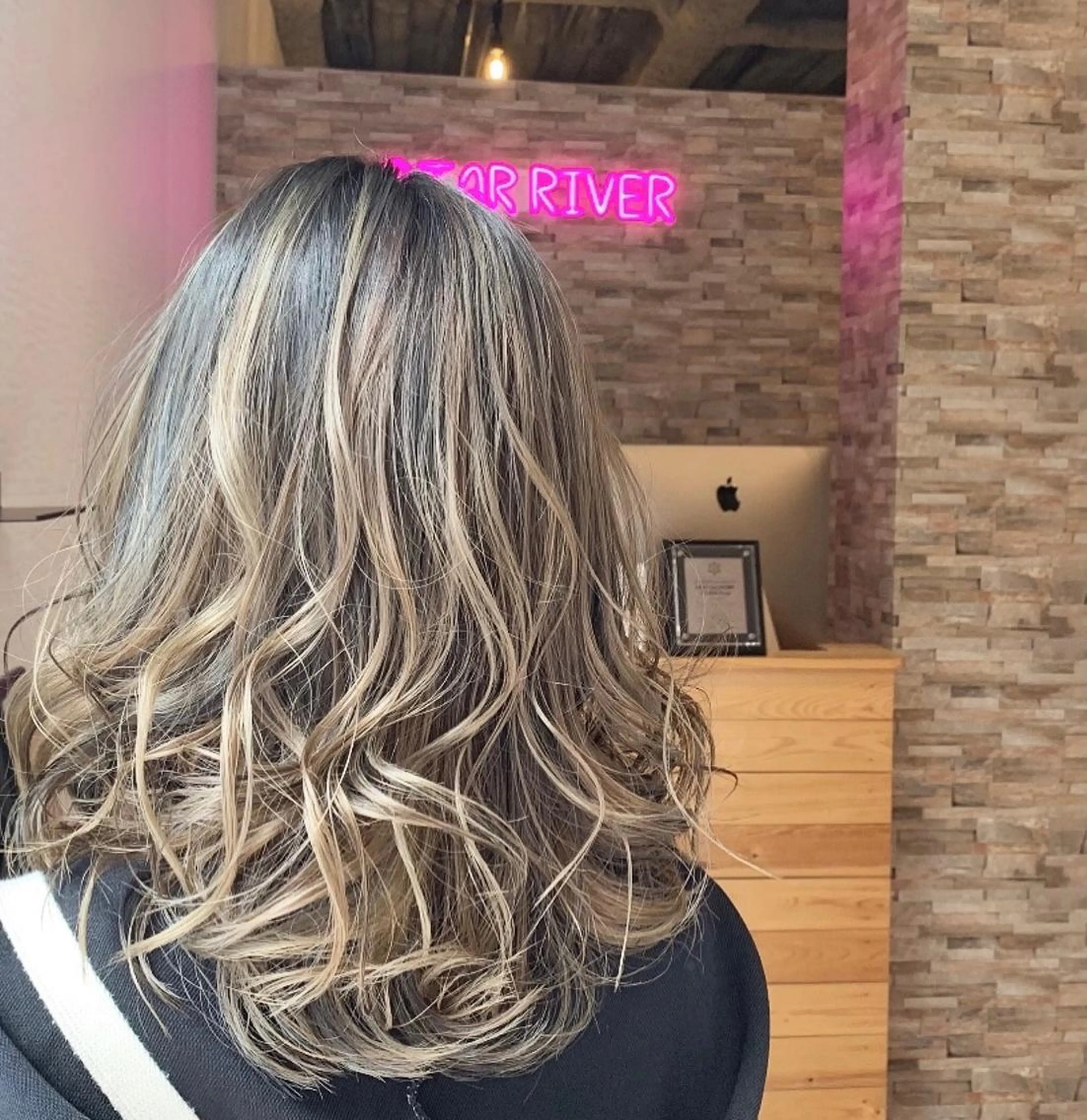 セミロング カラー バレイヤージュ ハイライトカラー ハイライト レイヤーカット camiu:hair所属・✂︎ SOICHI ✂︎のヘアスタイル