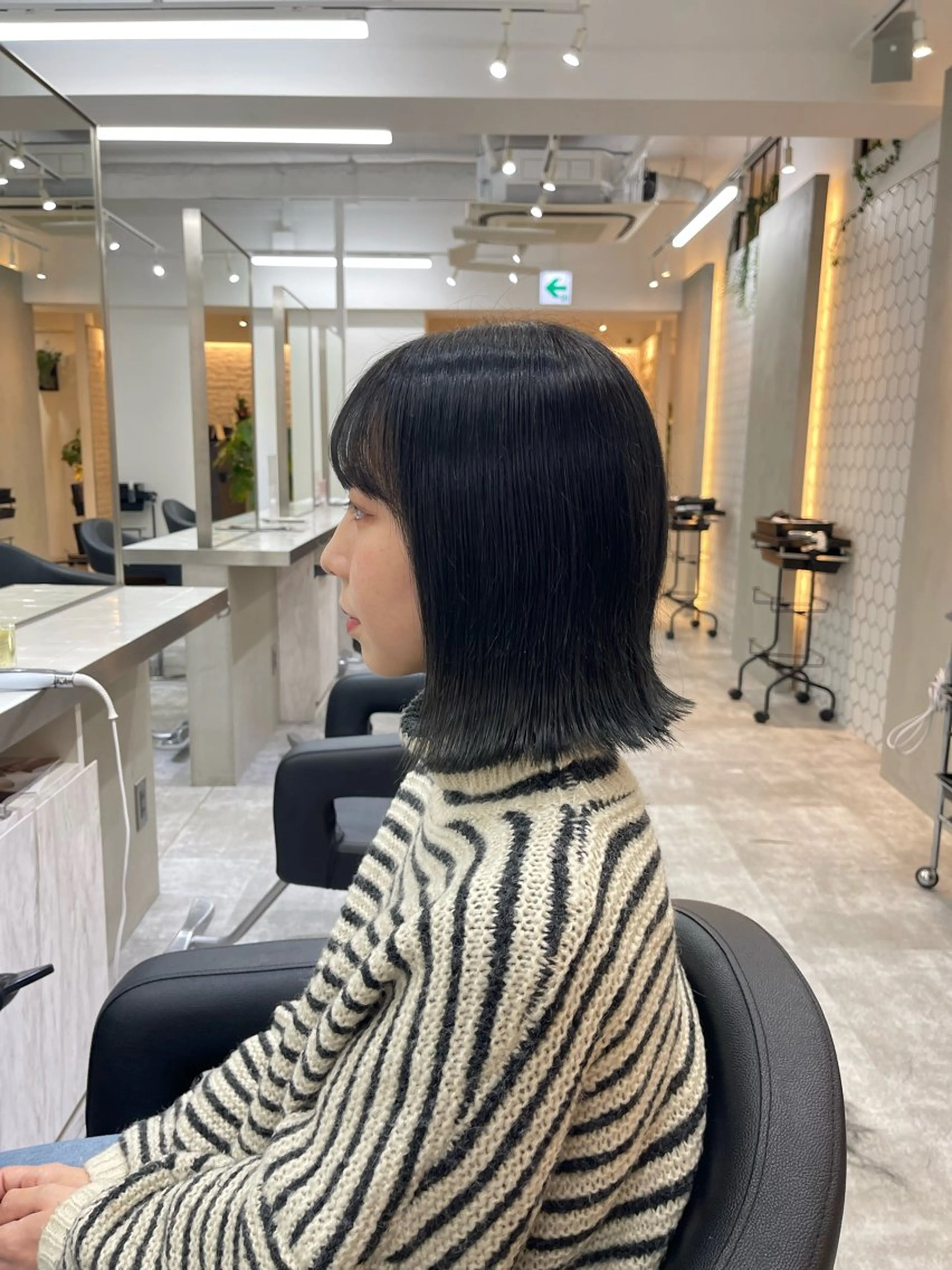 ミディアム TENSHO ハイトーンレイヤーのヘアスタイル