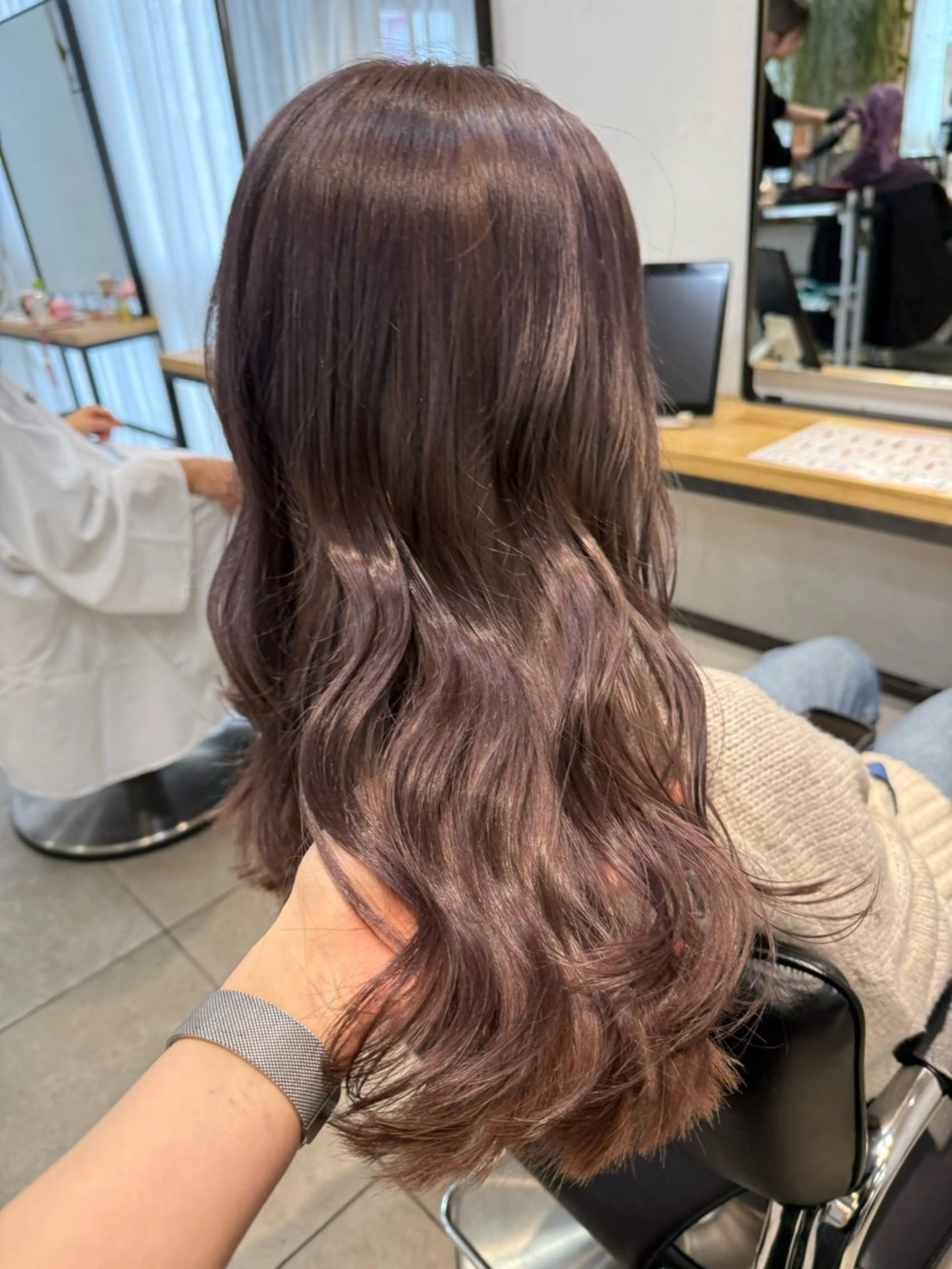 セミロング カラー ミルクティー× グレージュMOMOのヘアスタイル