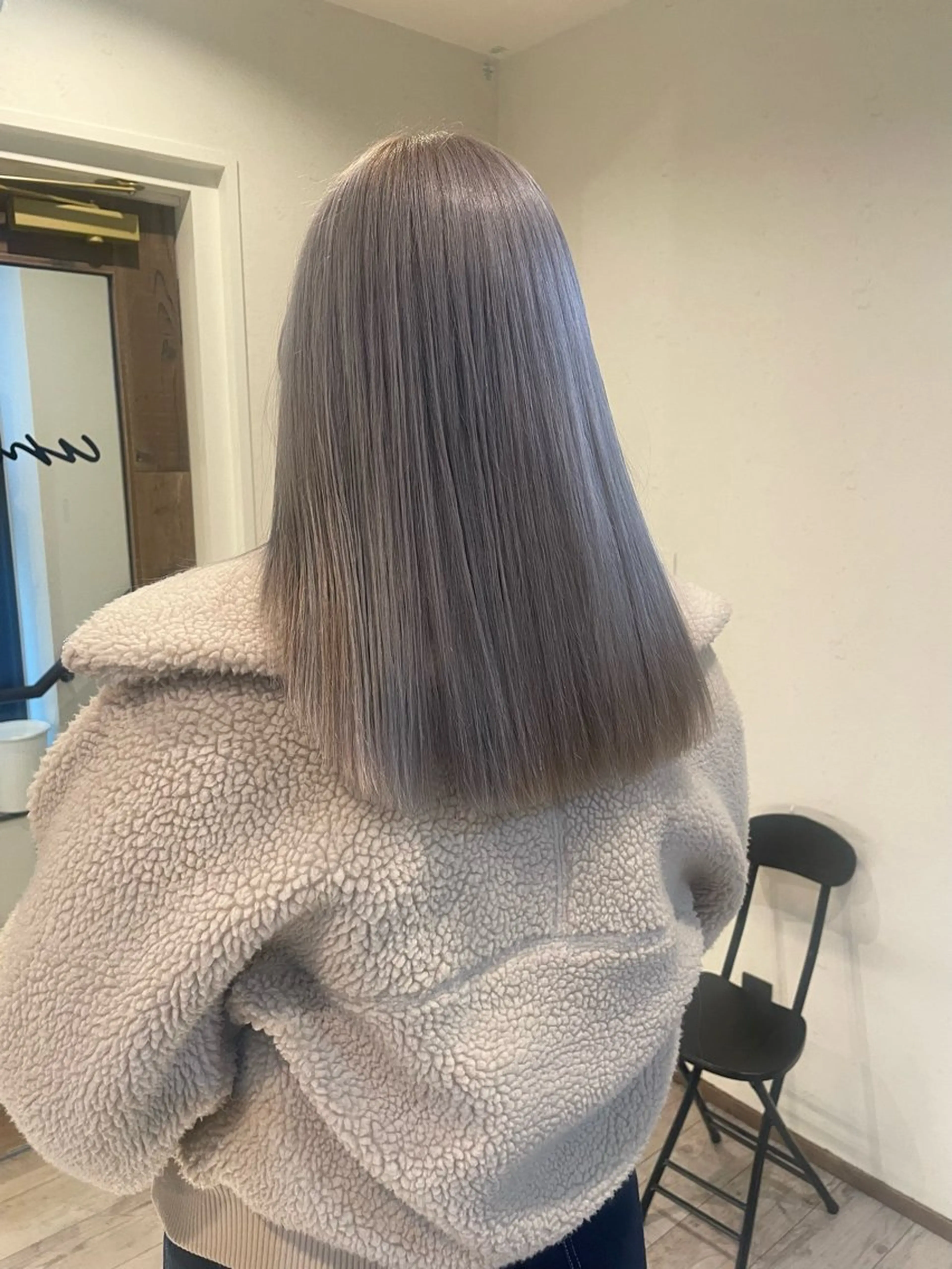 セミロング カラー ブリーチ シルバー カット ヘアカラー トリートメント 渋谷 留菜のヘアスタイル