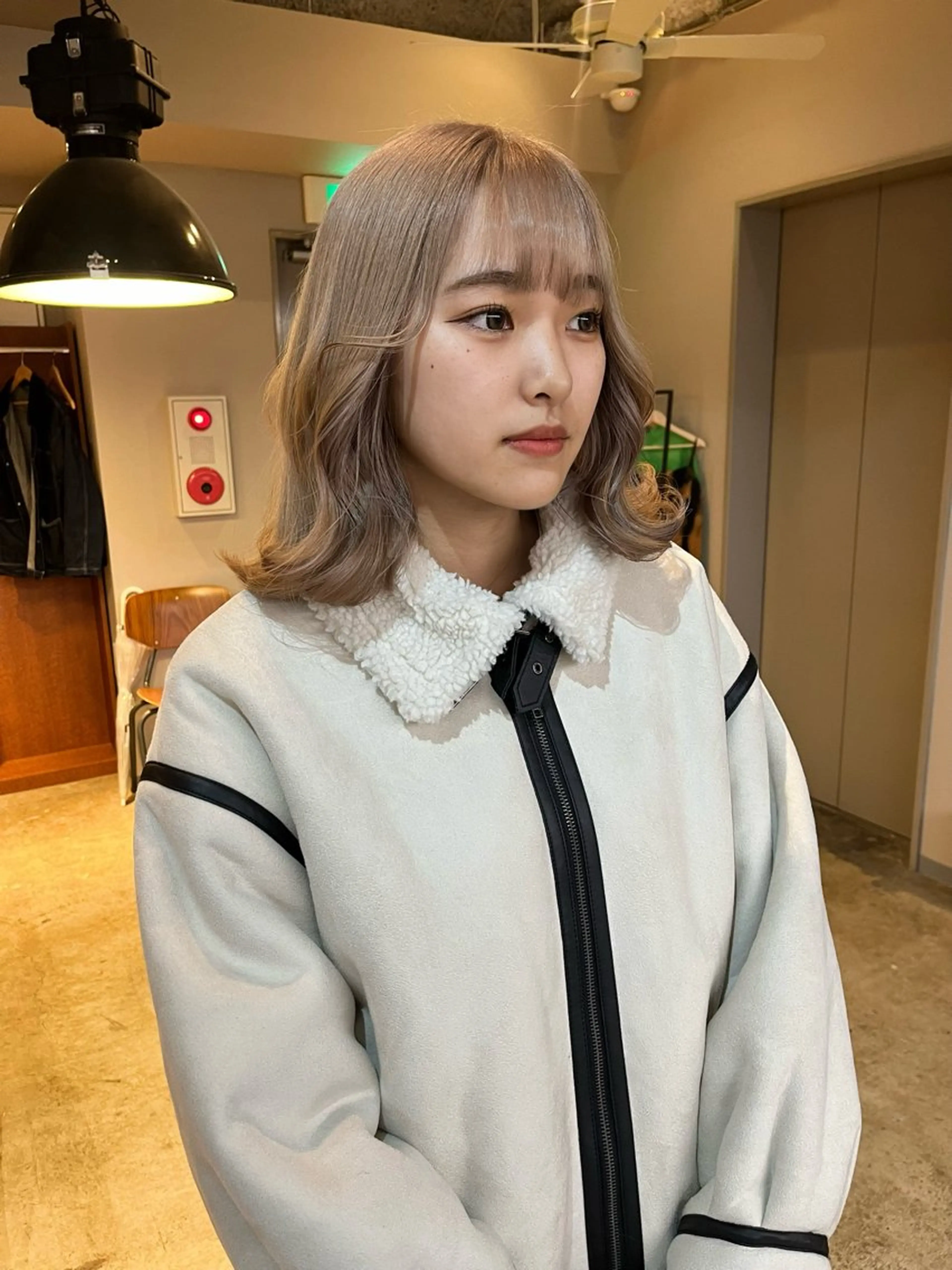 ミディアム カラー ベージュカラー ブリーチ ミルクティーベージュ ヘアカラー トリートメント 🩷ハイトーン透明感 レイヤー🩷ユリカのヘアスタイル