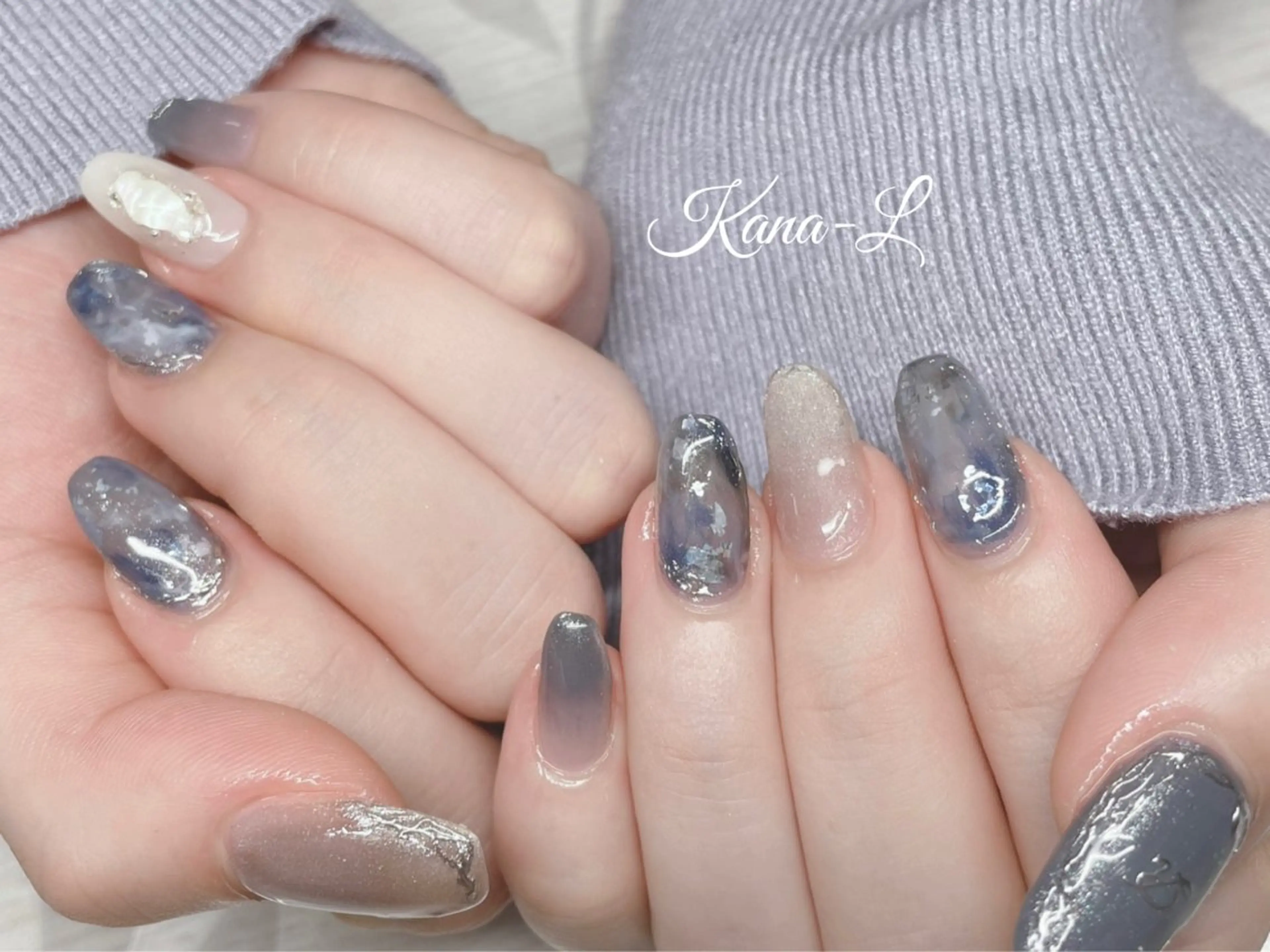 ネイル ジェルネイル キラキラネイル ネイビー ニュアンスネイル パラジェル 芦辺 香奈のネイルデザイン