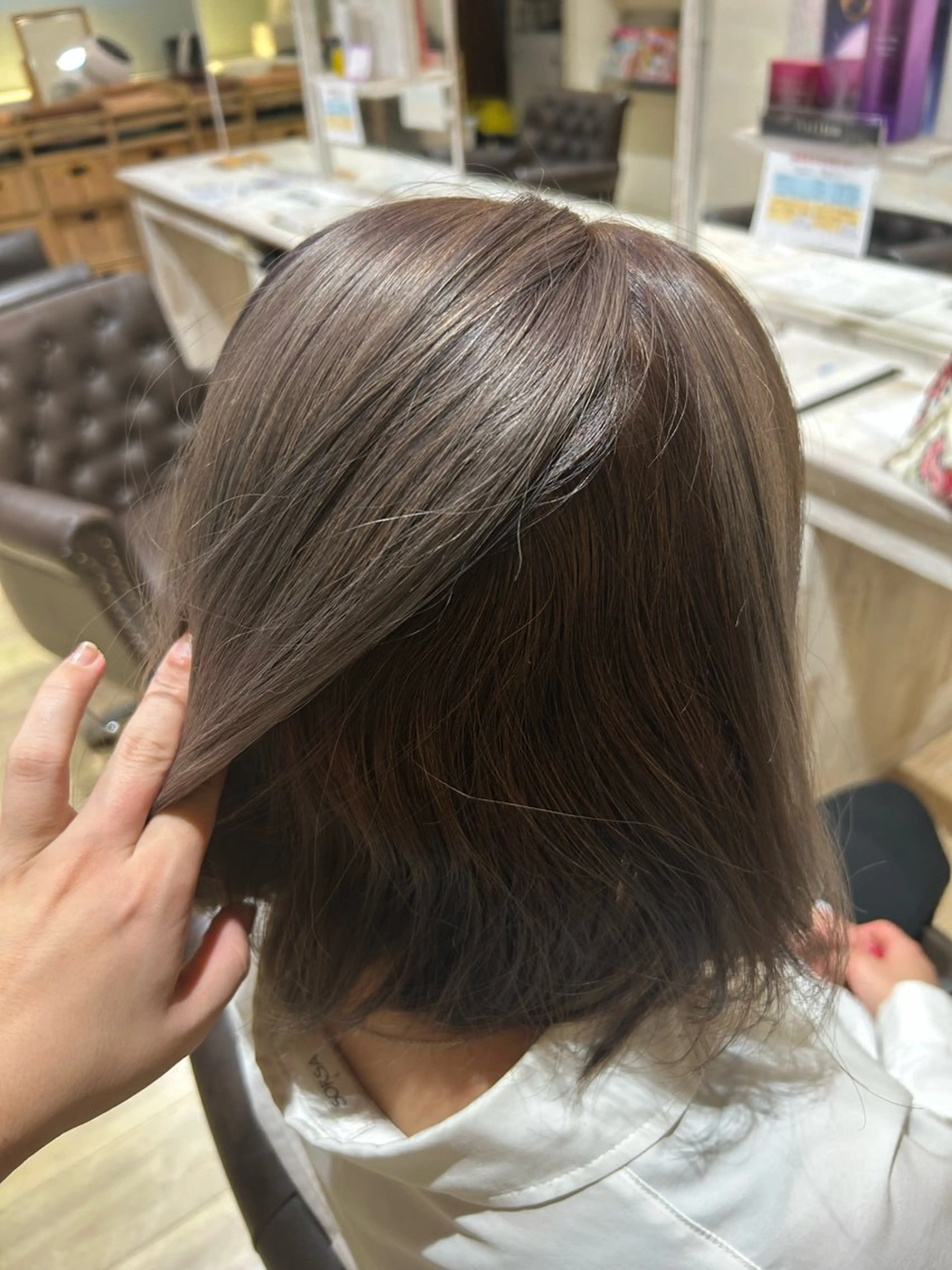 レディースカット(3cm以上)+ブリーチ+ カラーの写真