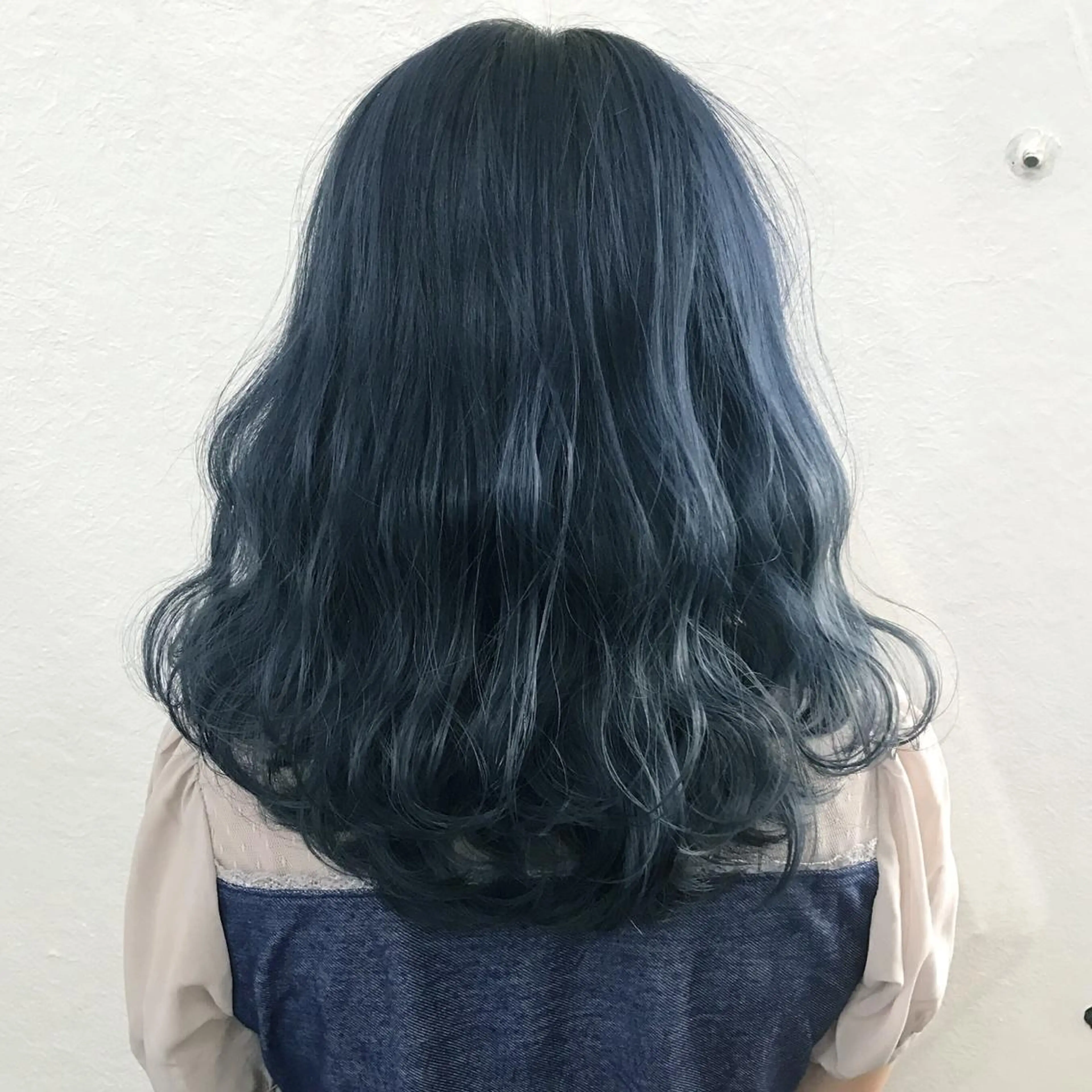 ミディアム カラー ブリーチ ブルーカラー サロウィン所属・K-POP好き美容師 🇰🇷Kai.Yのヘアスタイル