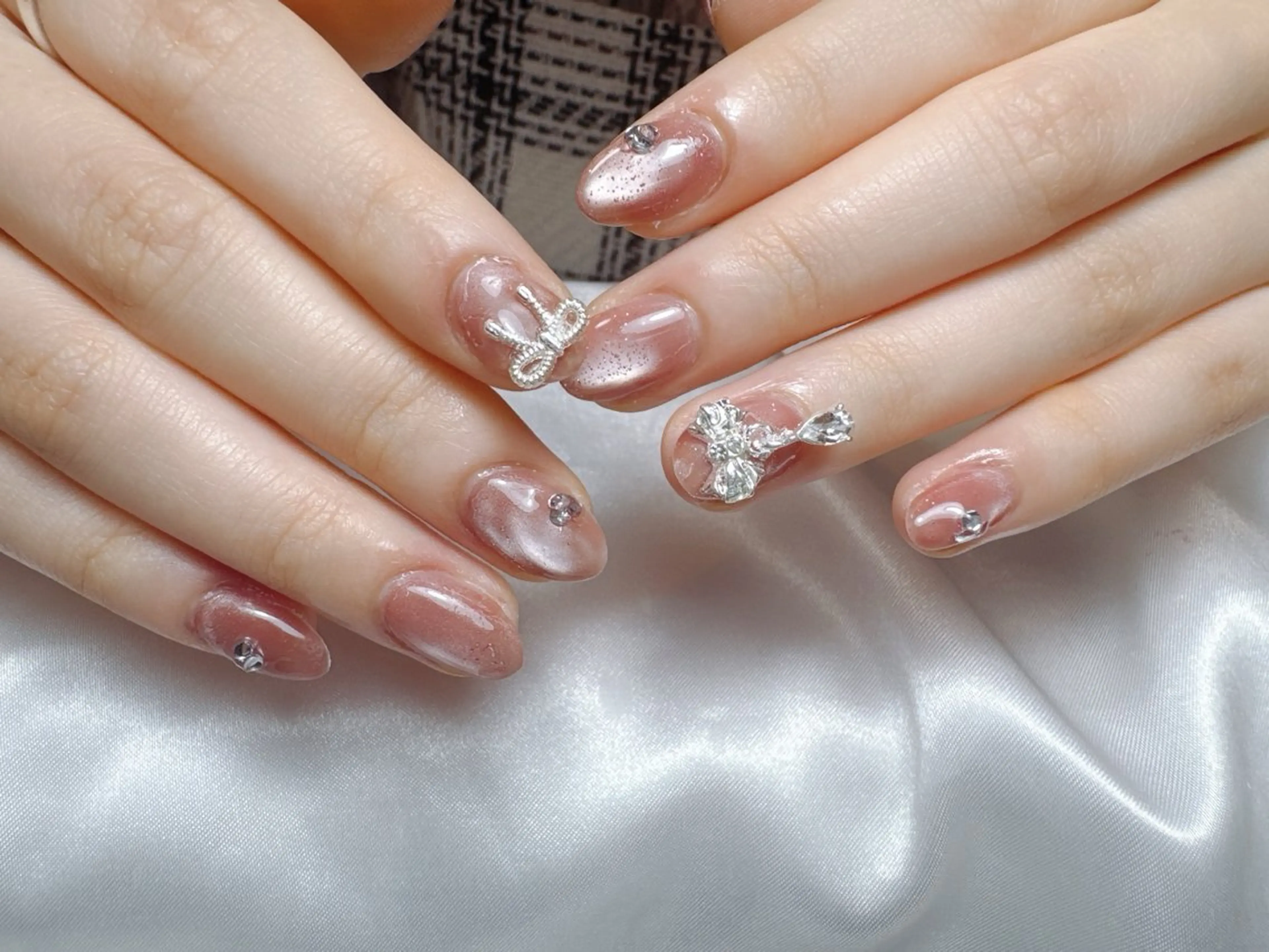 ネイル フレンチネイル グラデーション 韓国ネイル マグネットネイル ミラーネイル ハンドネイル ハンドケア Hara Nail 【パラジェル使用】のネイルデザイン