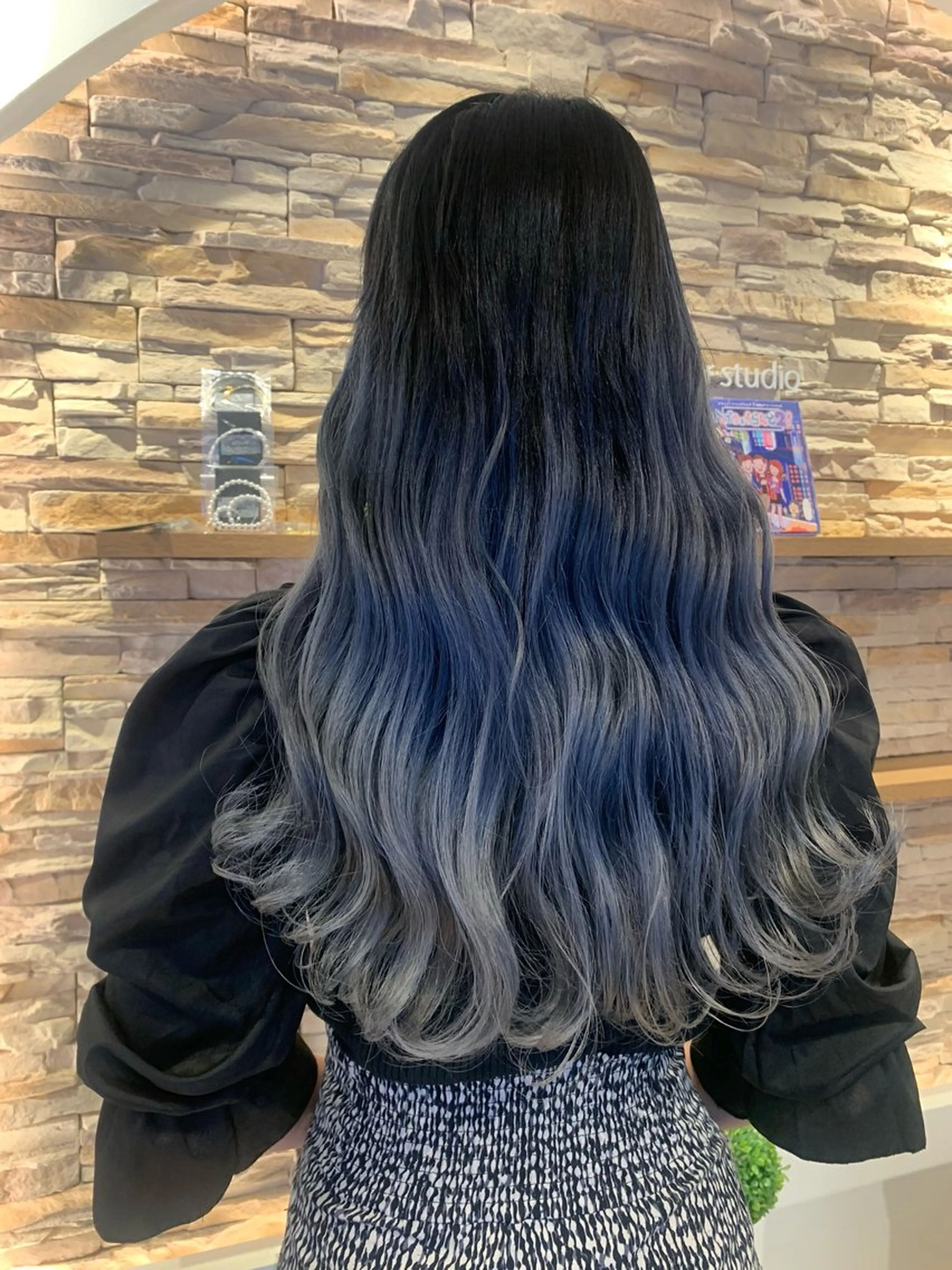 ロング カラー ブリーチ ブルーカラー ブルージュ qrop（クロップ）所属・佐野 大貴のヘアスタイル