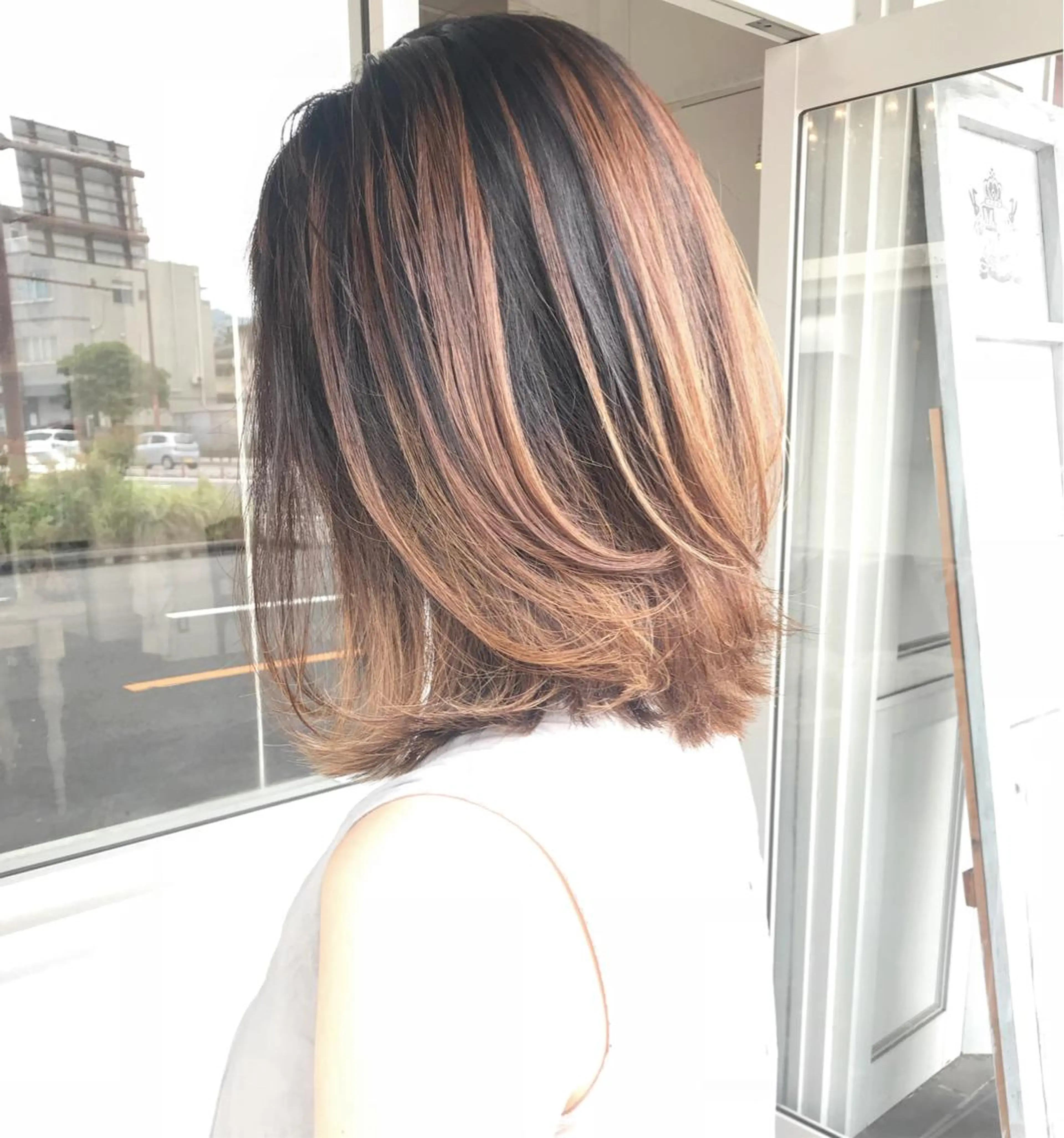 ショート カラー ヘアアレンジ お団子ヘア 切りっぱなしボブ バレイヤージュ ブリーチ グラデーションカラー Mariana/ 鶴原-ハイライトのヘアスタイル