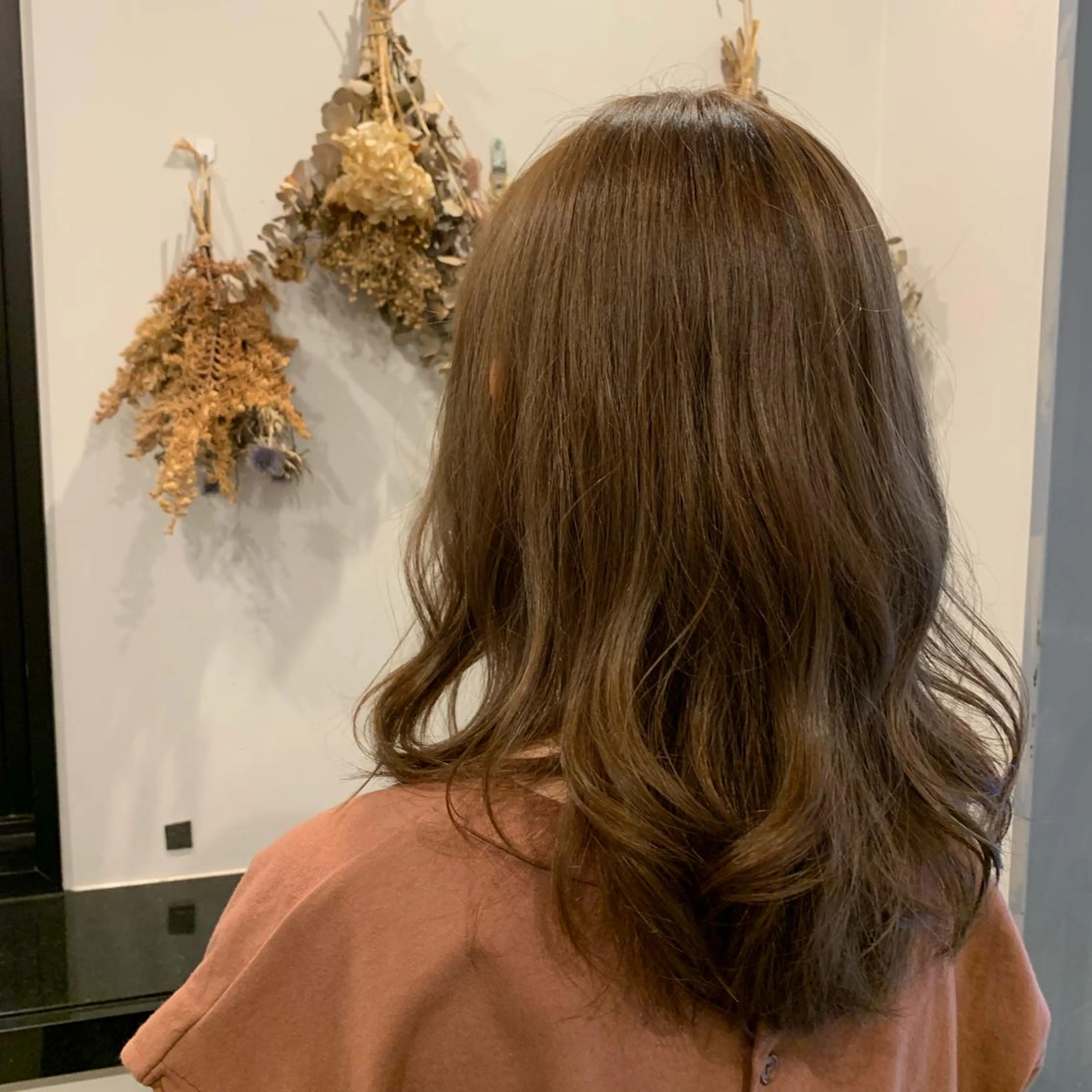 セミロング カラー ヘアアレンジ 髪質改善period.所属・いしかわまい🎀 髪質改善特価サロンのヘアスタイル