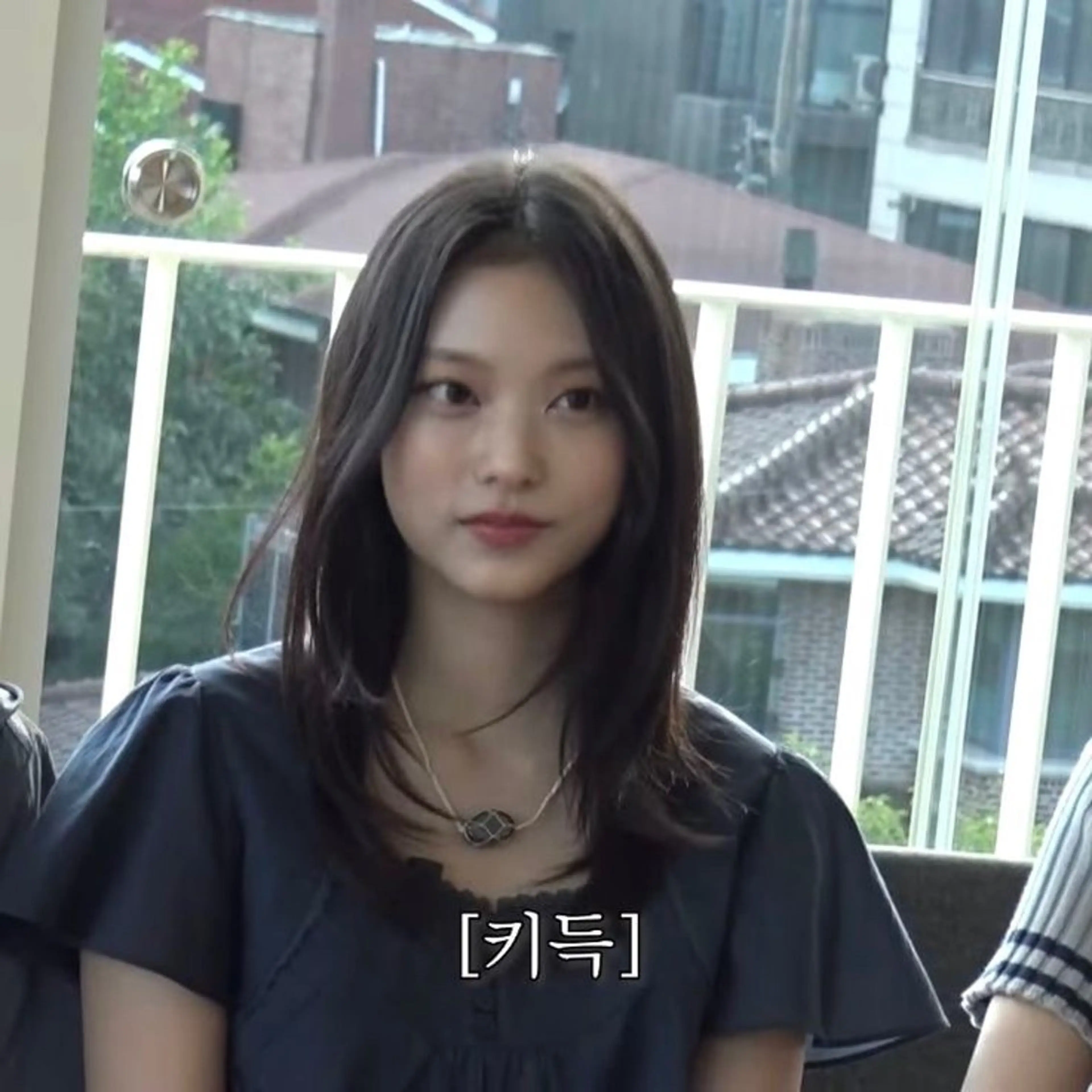 ロング カラー 曲がる縮毛矯正 センターパートのヘアスタイル