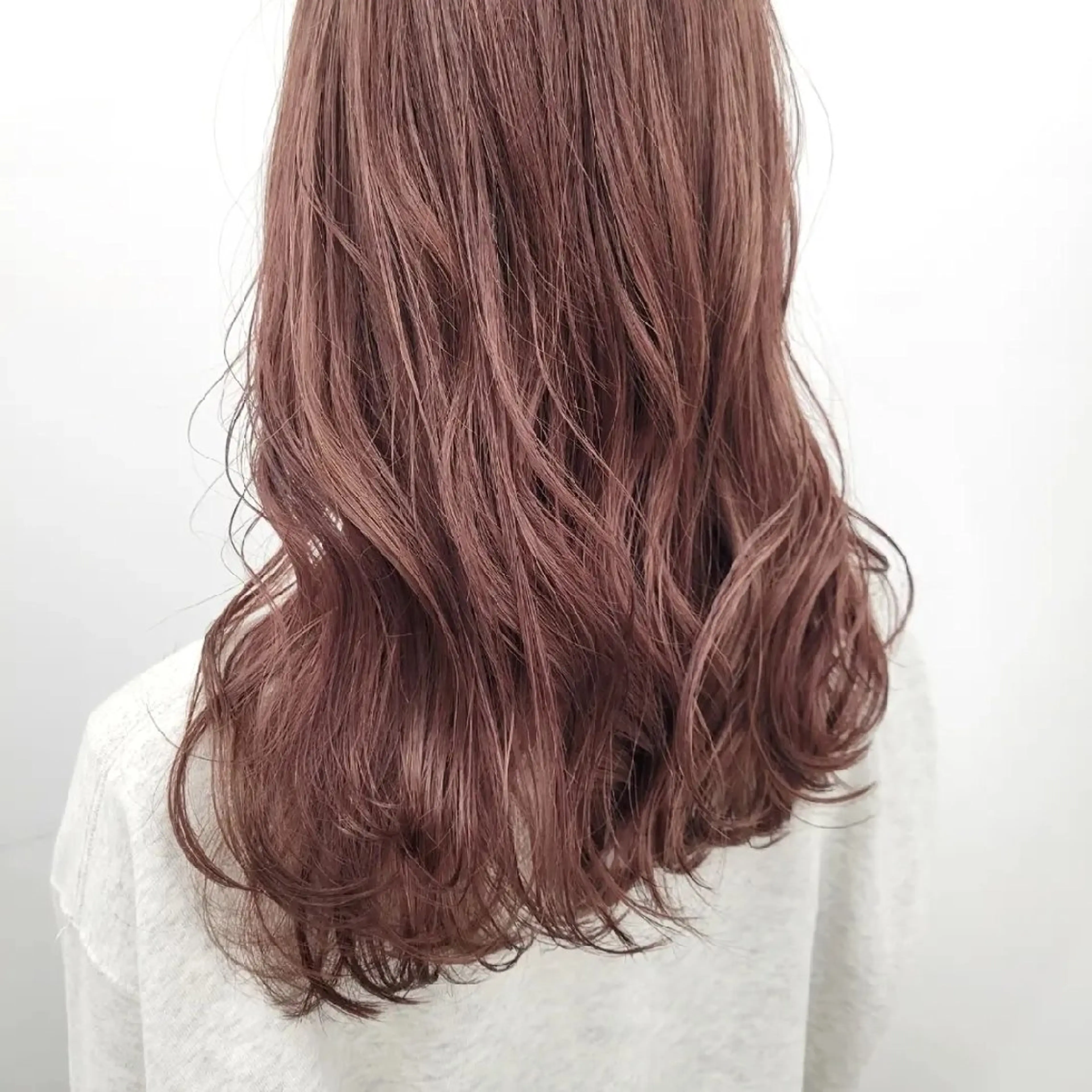 セミロング アッシュ ミルクティーブラウン ピンクブラウン GOTTOLATOUR所属・無藤 彩のヘアスタイル