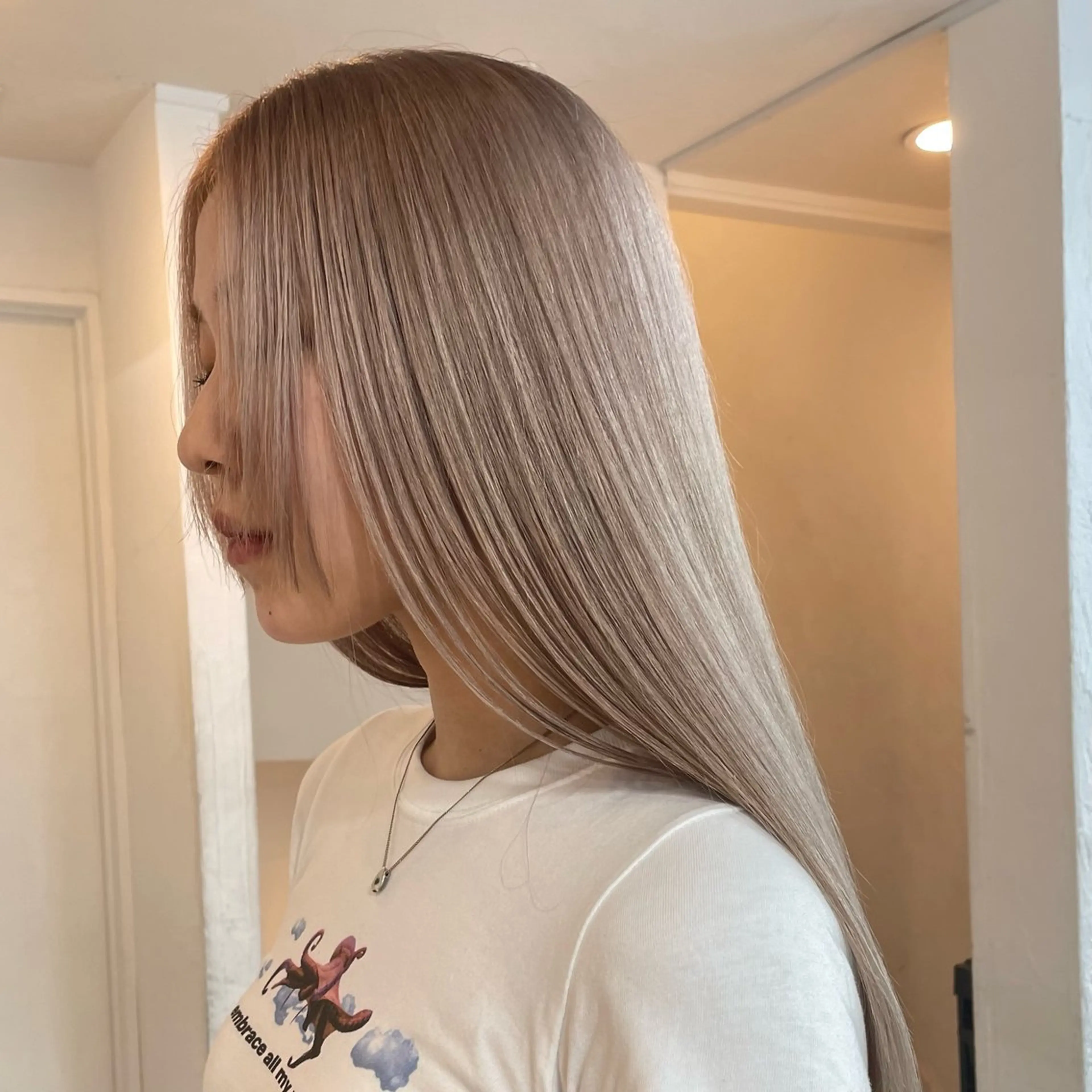 ロング カラー ベージュカラー ミルクティーベージュ ホワイトベージュ ヘアカラー トリートメント ヘアセット ブロンド・ハイトーン ／遠藤将太のヘアスタイル