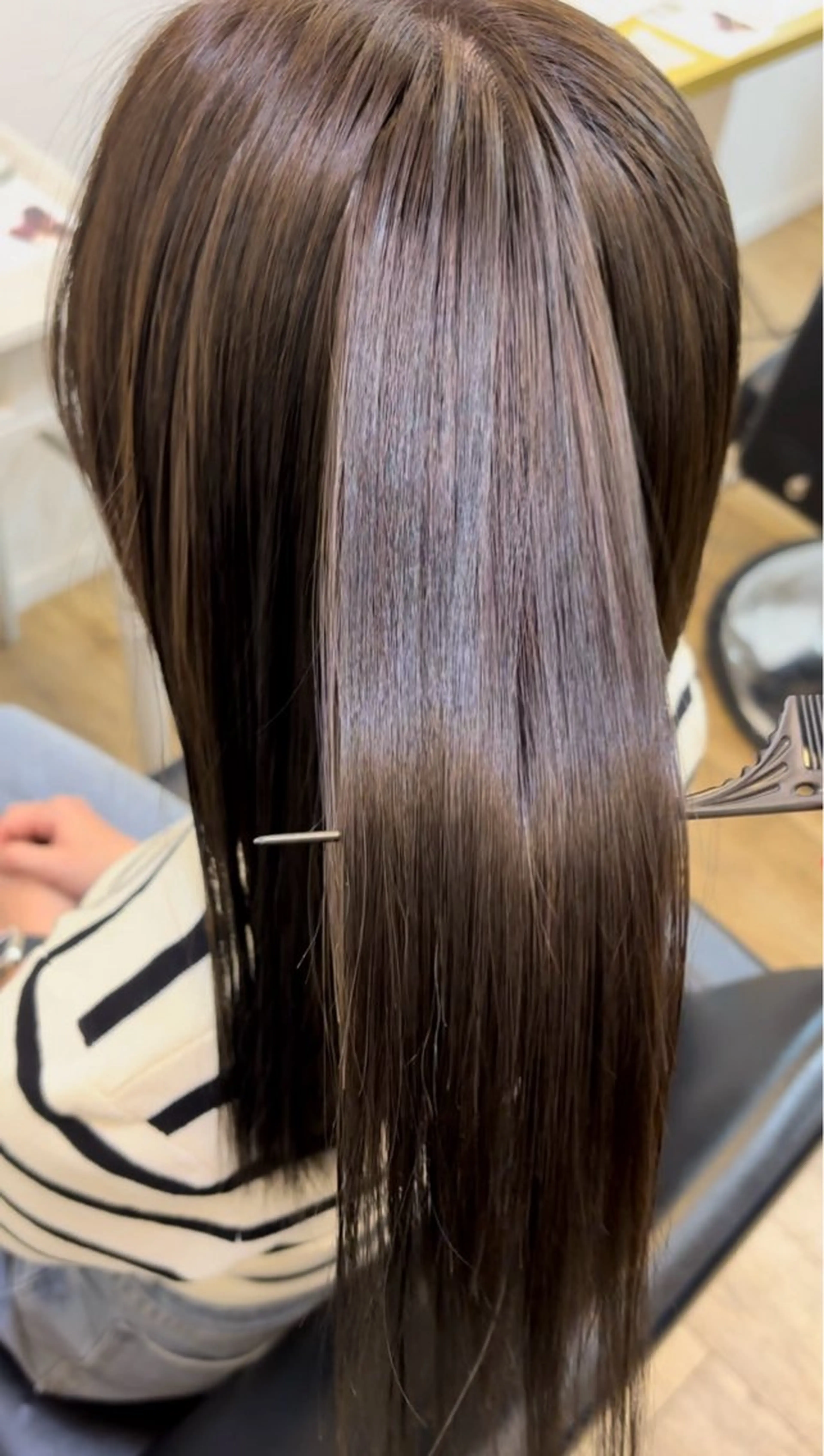 セミロング シオン/艶髪/ グレージュカラーのヘアスタイル