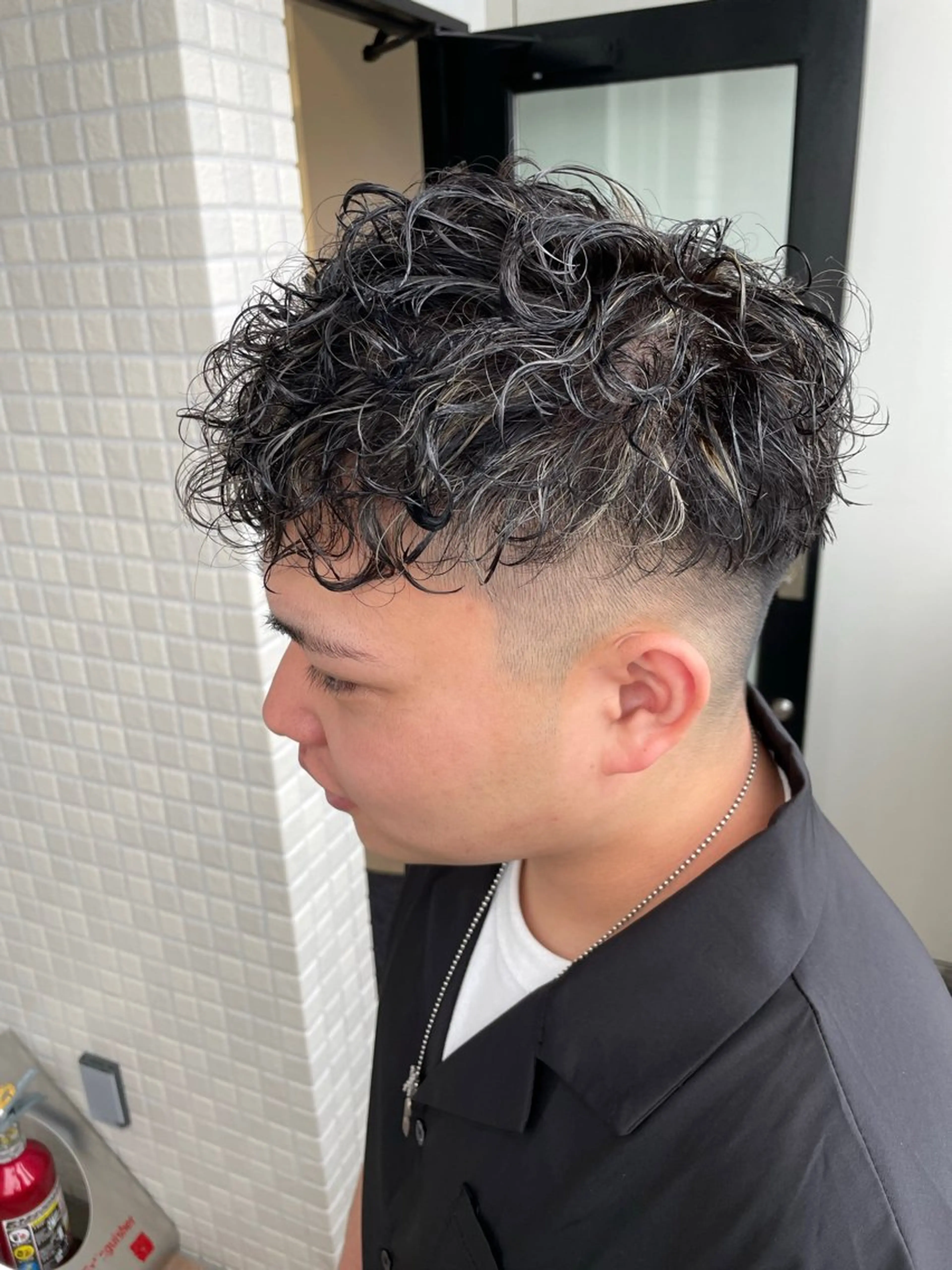 ショート カラー パーマ メンズ メンズブリーチ メンズハイライト スペインカール ブリーチ ハイライトカラー カット ヘアカラー パーマ ヘアセット メンズ特化 パーマ/オザワのヘアスタイル