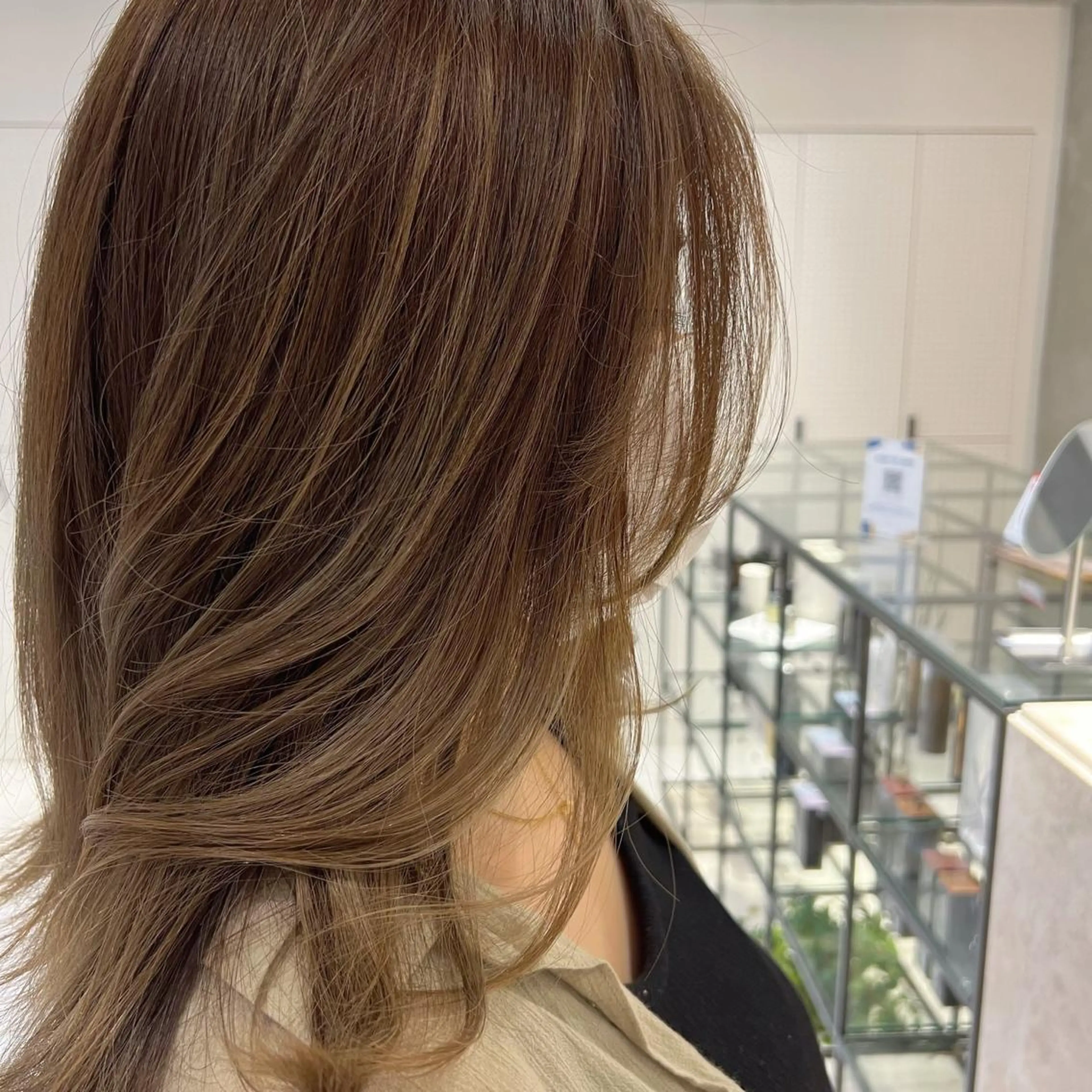 セミロング カラー アッシュ ベージュカラー ブリーチ ハイライトカラー ハイライト 三上 恵里奈のヘアスタイル