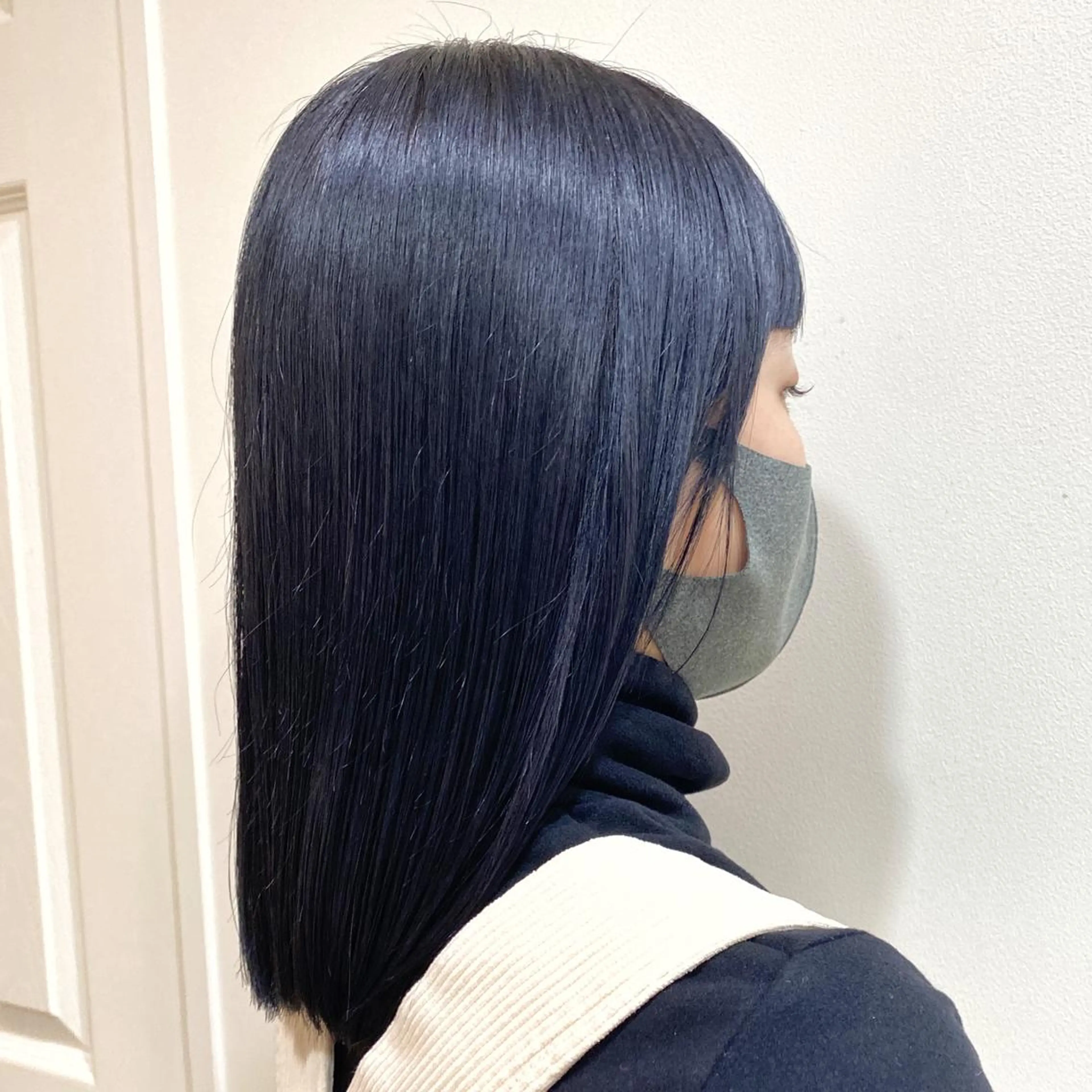 ミディアム カラー 黒髪 ブリーチ ネイビーカラー salowin渋谷kitaya park前所属・RIKA韓国ヘア/く びれヘア/上品カラーのヘアスタイル