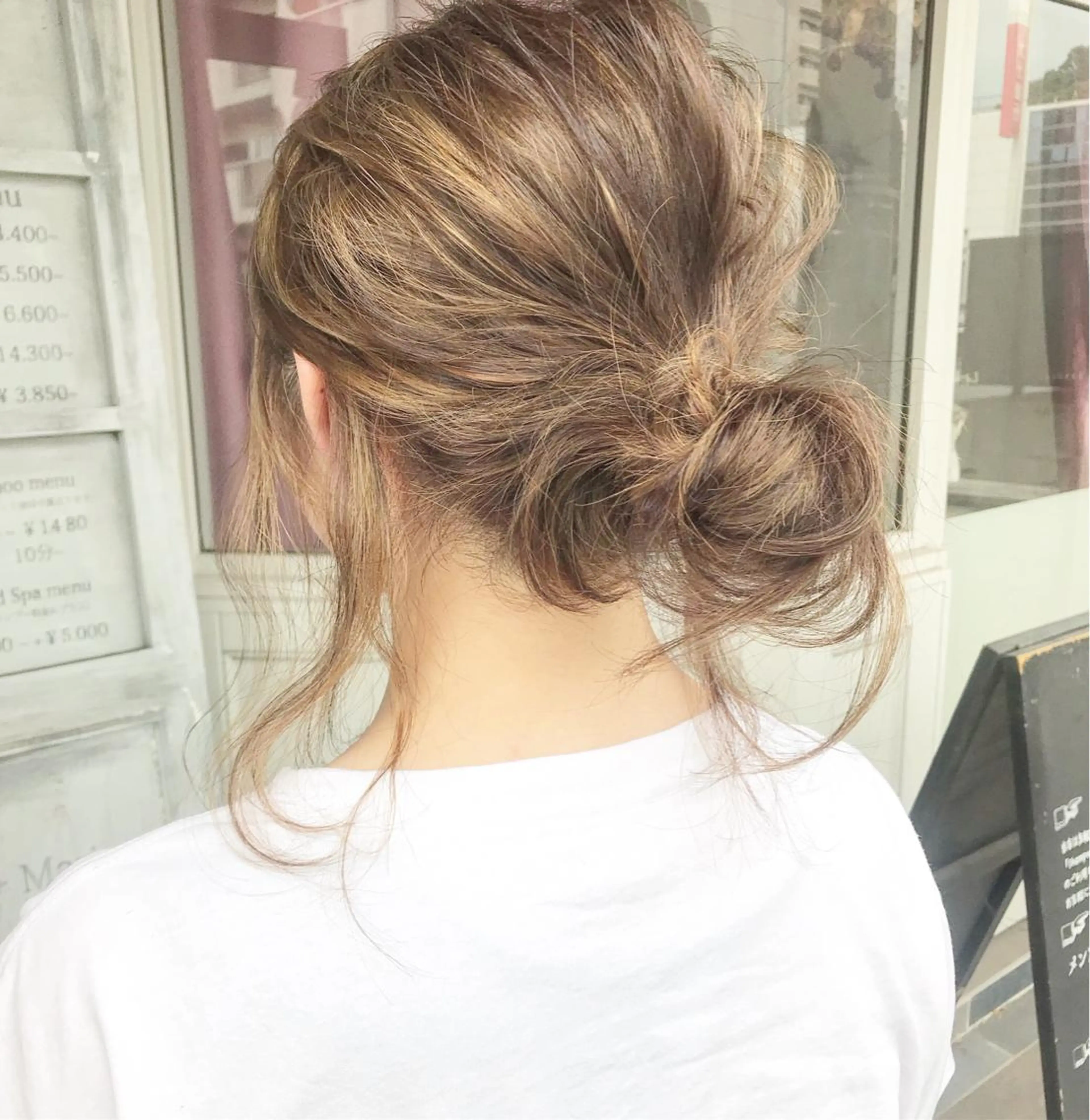 ミディアム カラー ヘアアレンジ お団子ヘア 切りっぱなしボブ バレイヤージュ ブリーチ デザインカラー Mariana/ 鶴原-ハイライトのヘアスタイル