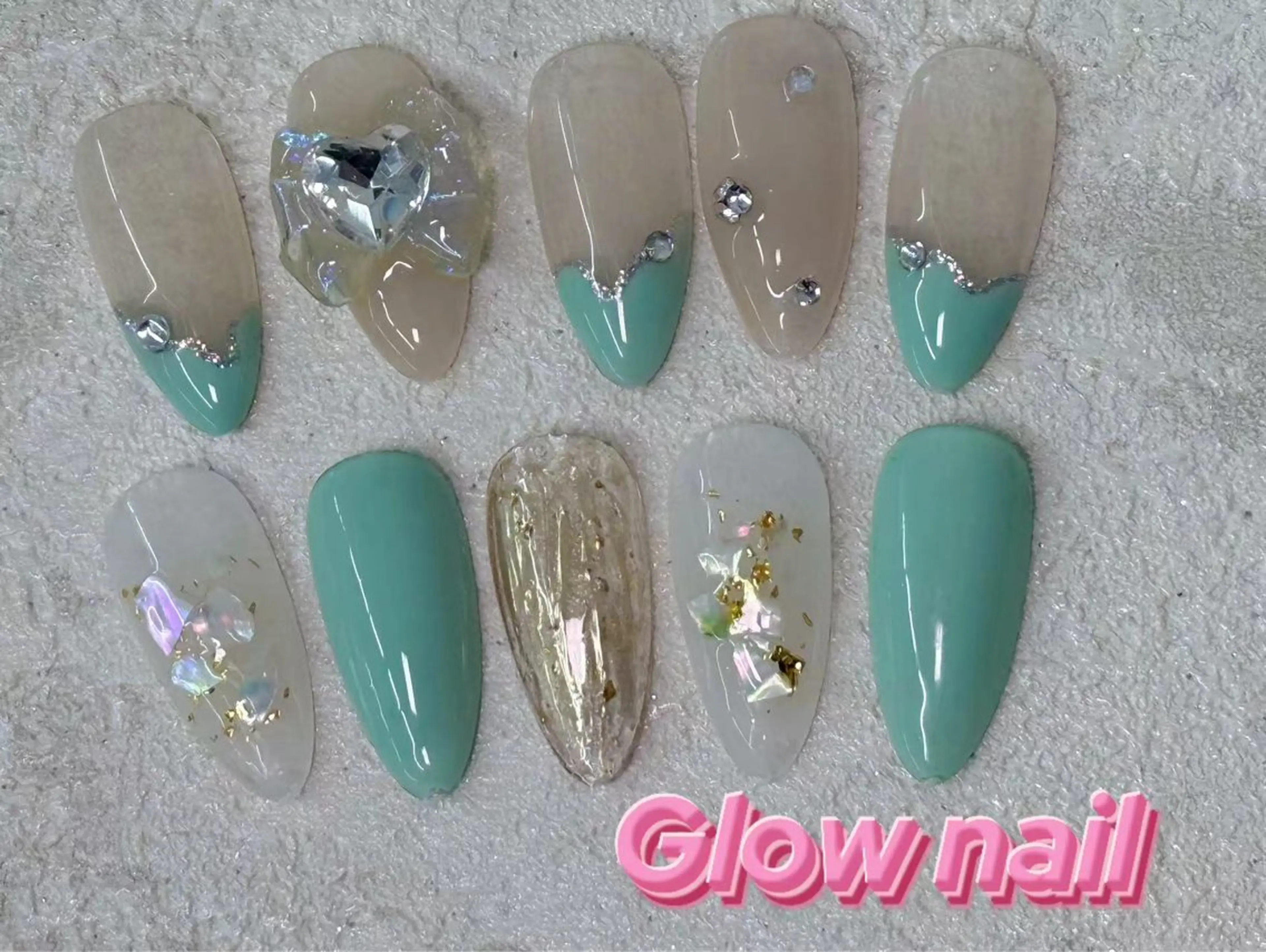 ネイル ハンドネイル グロー ネイルのネイルデザイン