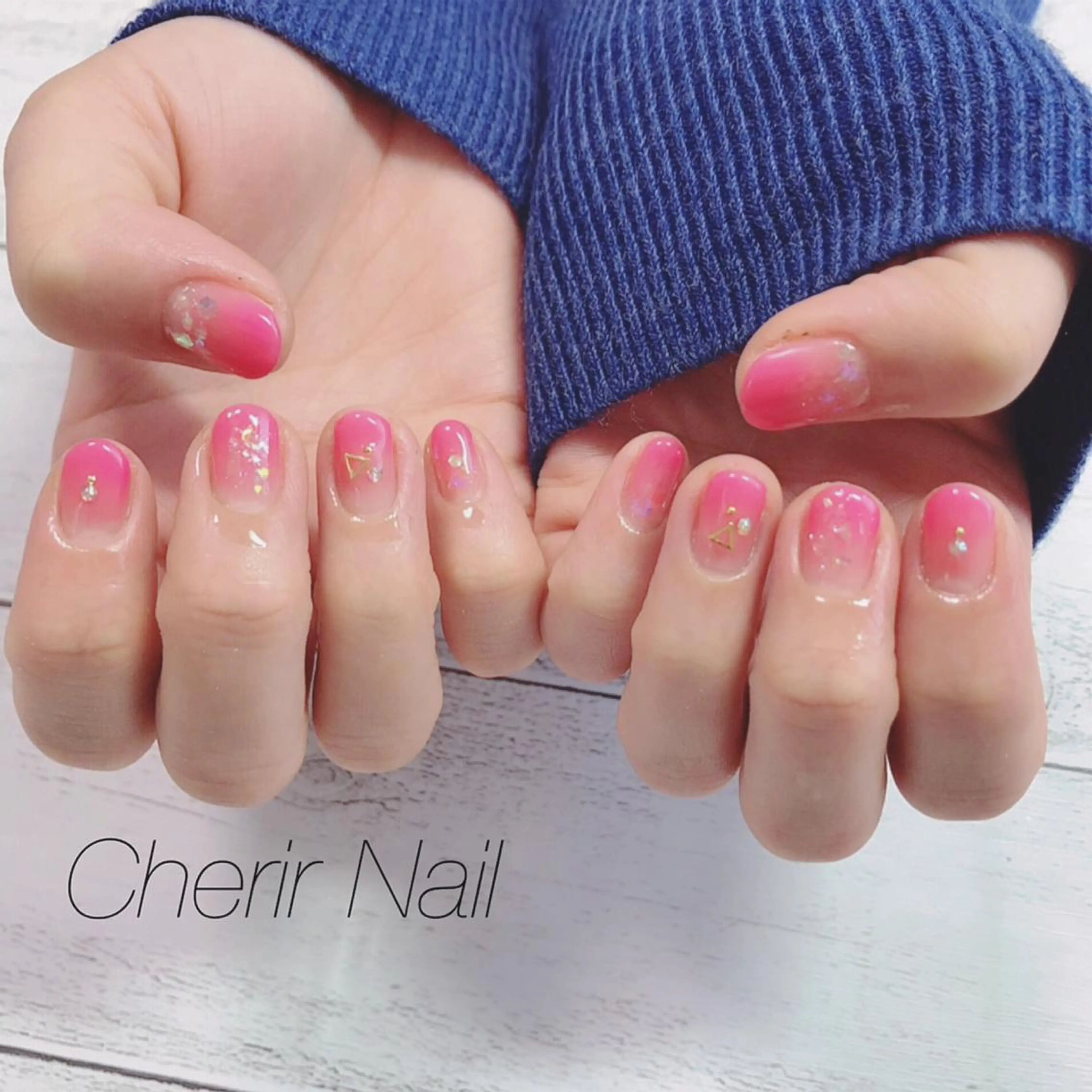 ネイル グラデーション ホログラムネイル オフィスネイル ピンク ショートネイル Cherirnail kaoriのネイルデザイン