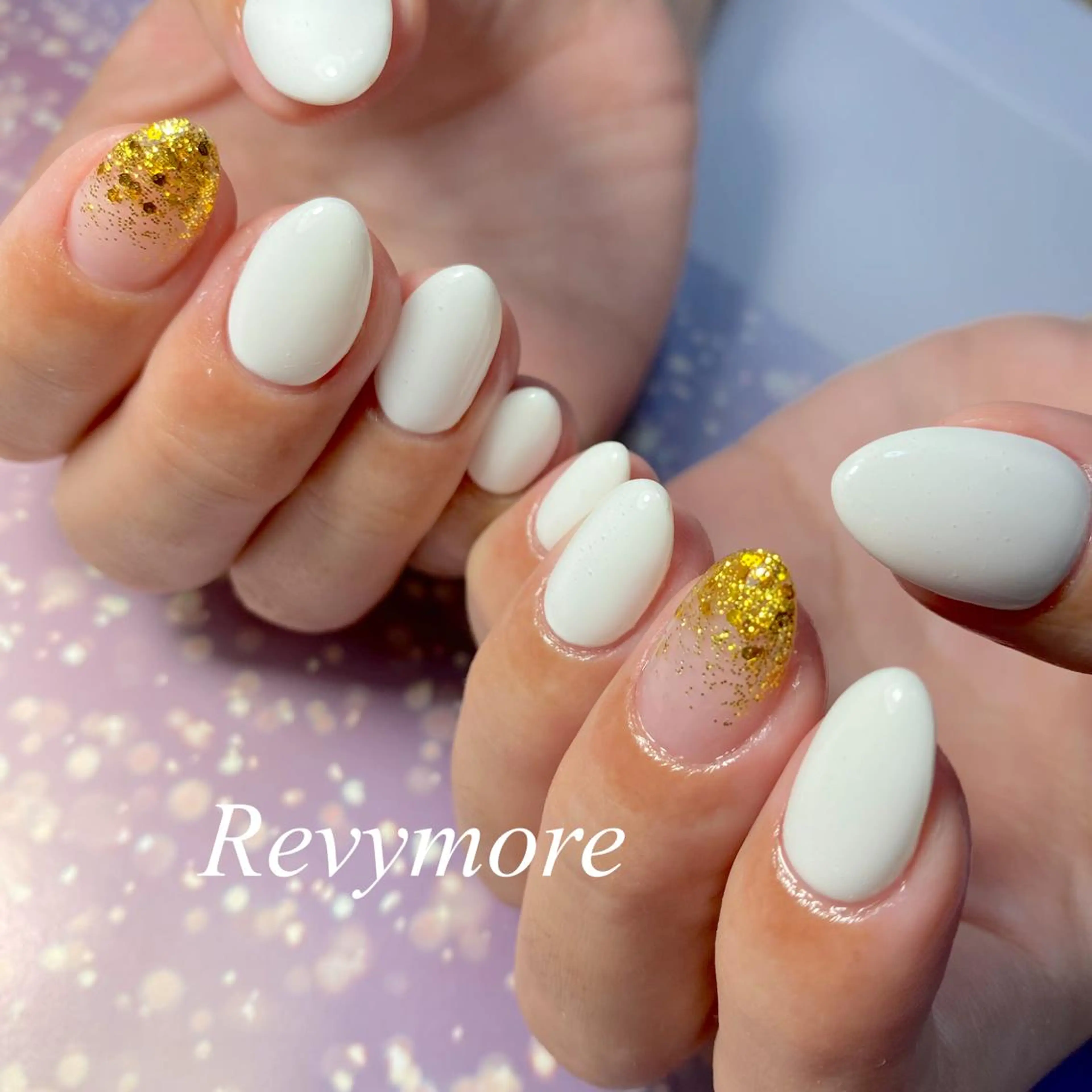 ミディアム ネイル ジェルネイル ゴールド ニュアンスネイル オフィスネイル シンプルネイル nail salon Revymore所属・nail salon Revymoreのネイルデザイン
