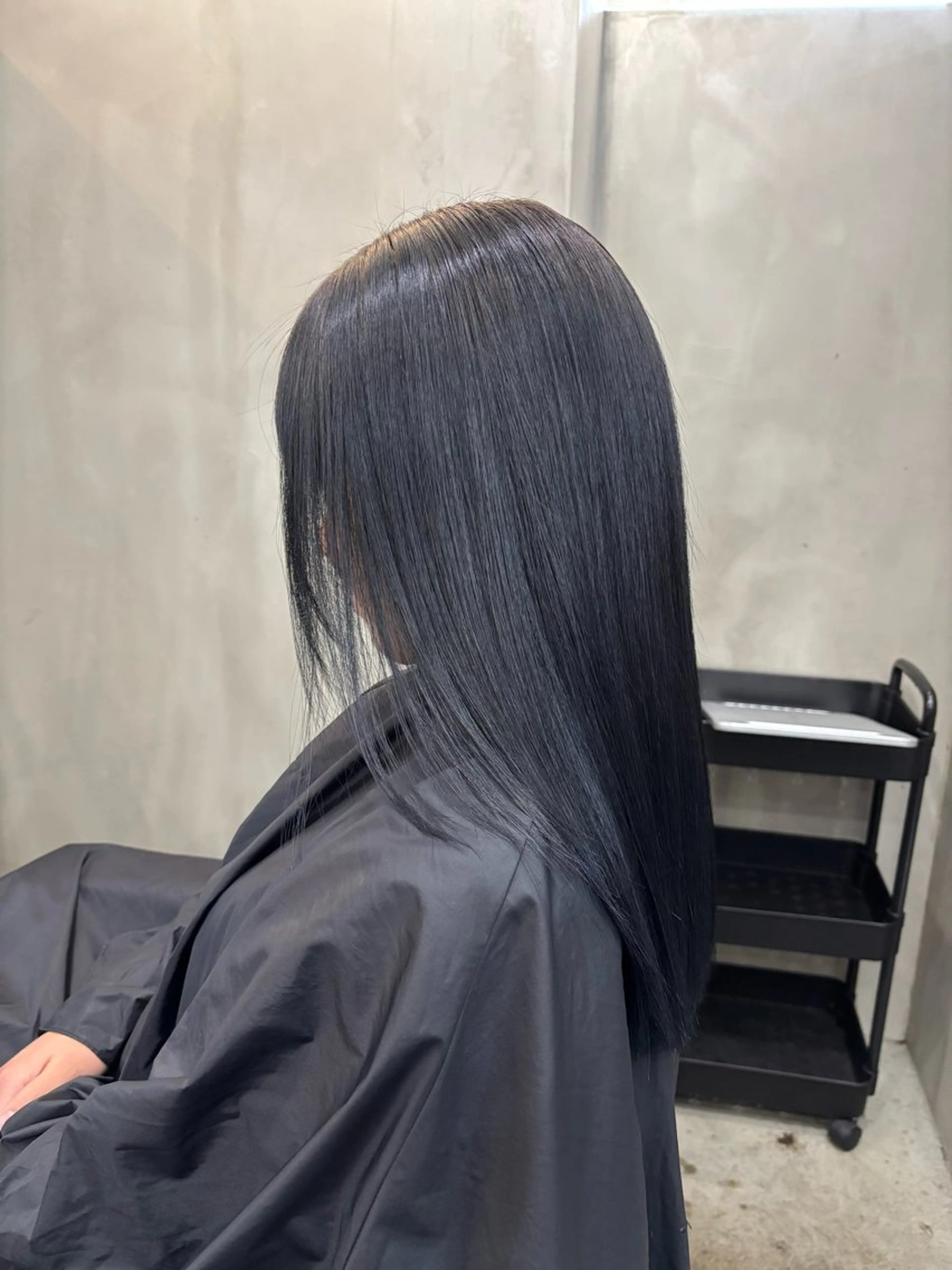 セミロング カラー 黒髪 ブルーカラー ブルーブラック ヘアカラー VOYAGE所属・中園 康のヘアスタイル