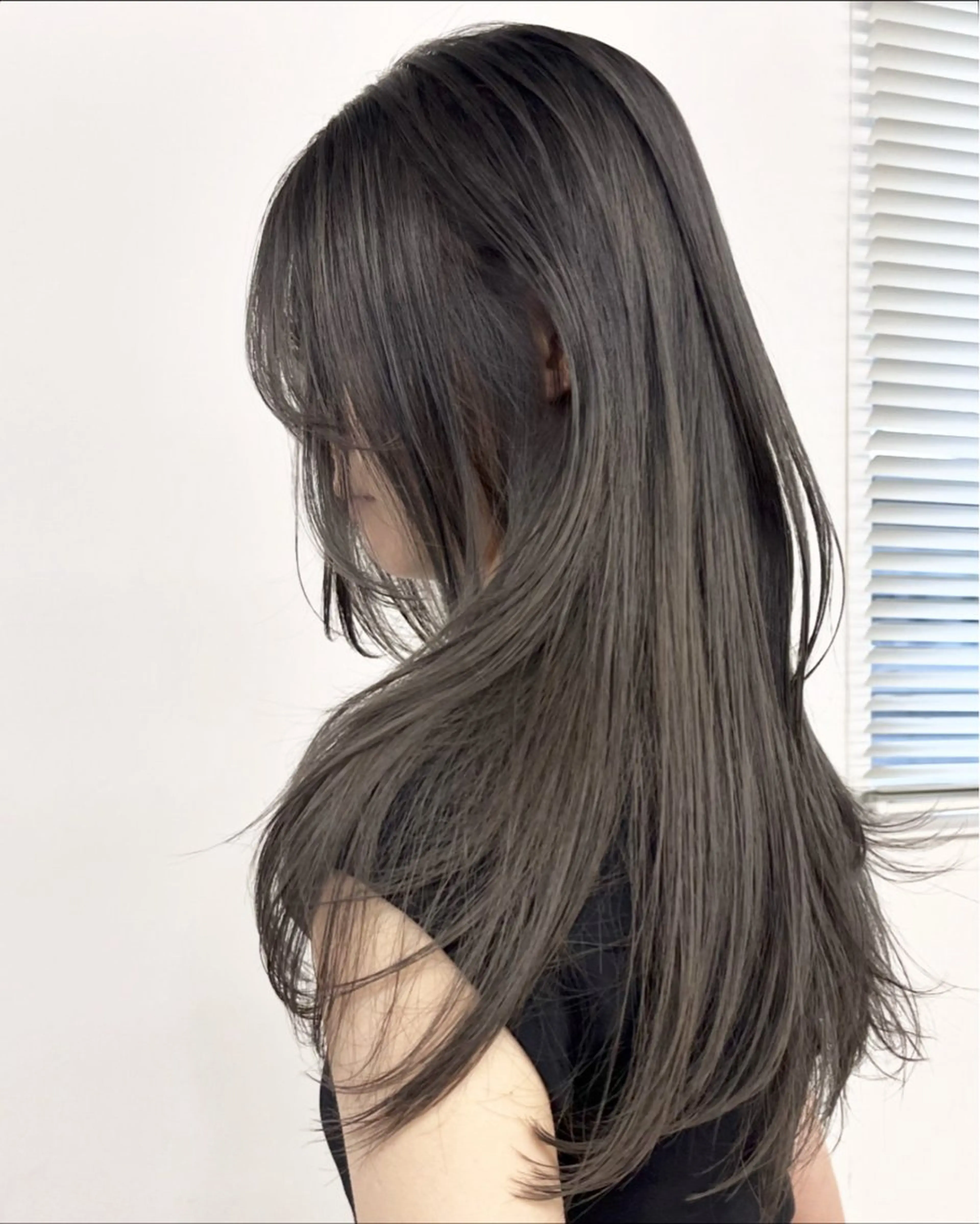 ロング カラー ブリーチ グレージュ ハイトーンカラー シルバー ヘアカラー トリートメント No1韓国風レイヤー &カチモリ✨ /サキのヘアスタイル