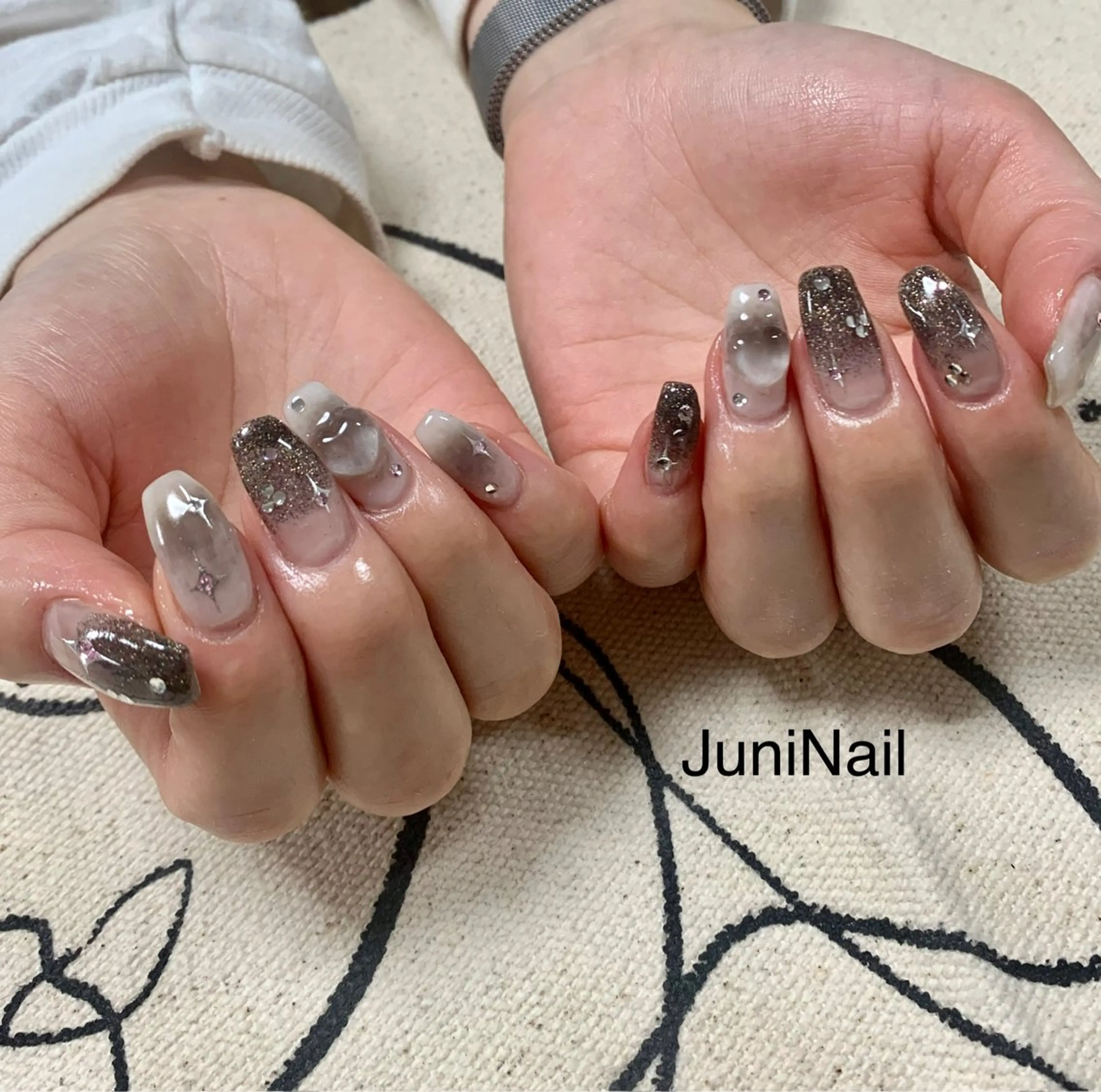 ネイル オーロラネイル フラッシュネイル 氷ネイル・うるうるネイル キラキラネイル 韓国ネイル ハンドネイル JuniNail 주니네일🇰🇷suのネイルデザイン