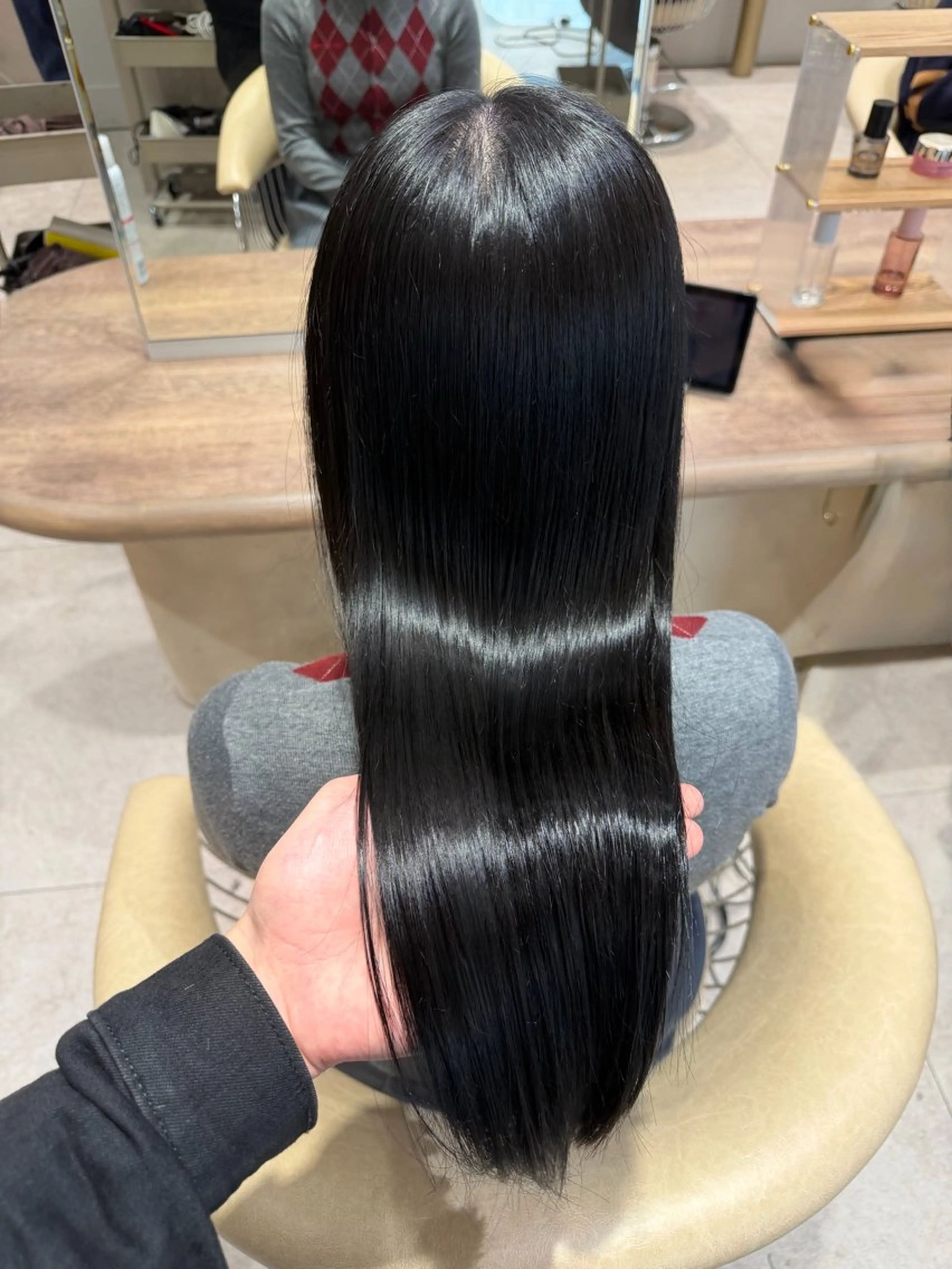 ロング カラー 黒髪 ブルーカラー ブルーブラック ヘアカラー トリートメント とろける艶髪レイヤー カット髪質改善しゅんのヘアスタイル