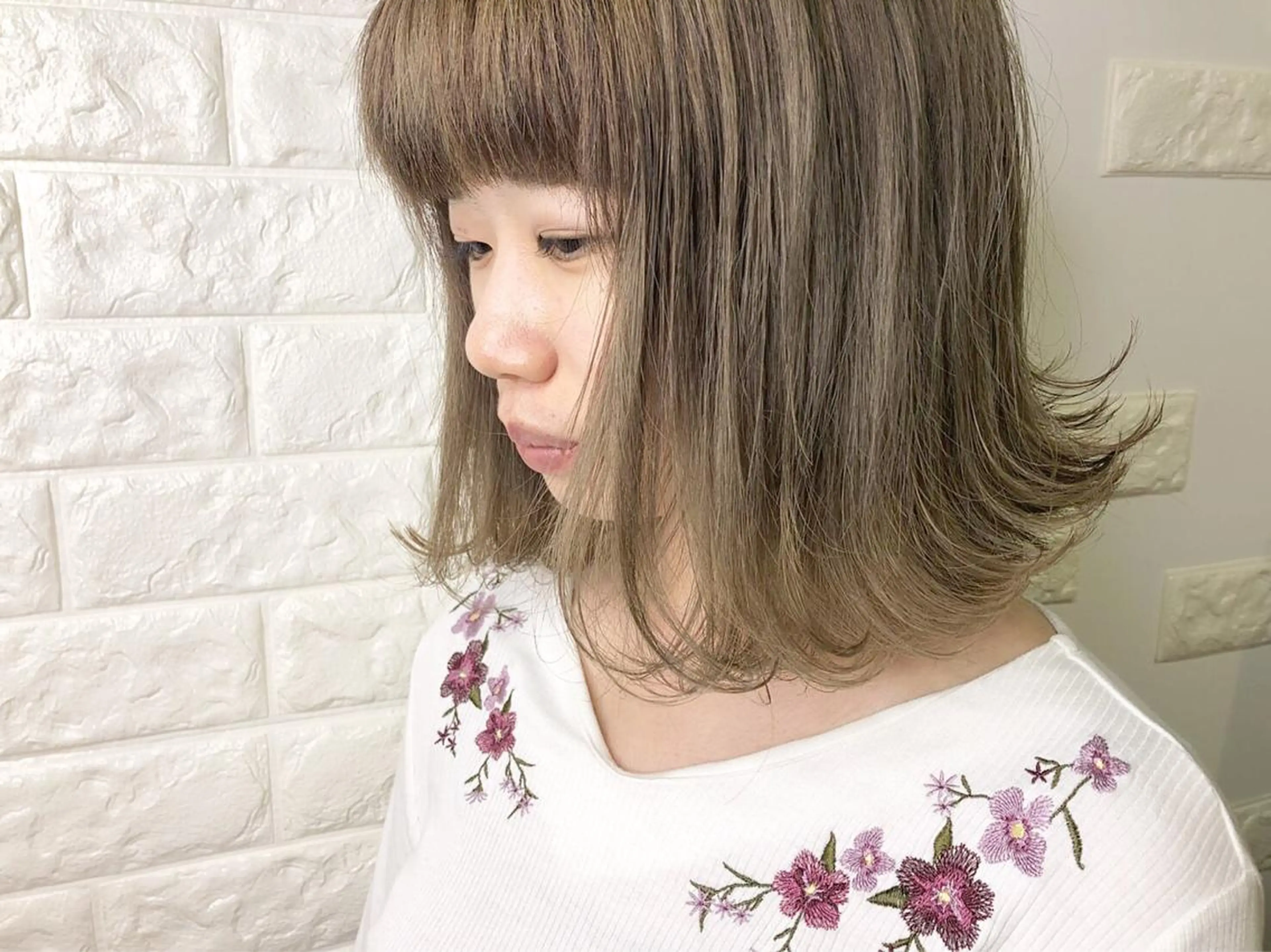 ミディアム カラー 切りっぱなしボブ グレージュ ボブ 横浜ブリーチムラ直し ハイトーン/ブリーチのヘアスタイル